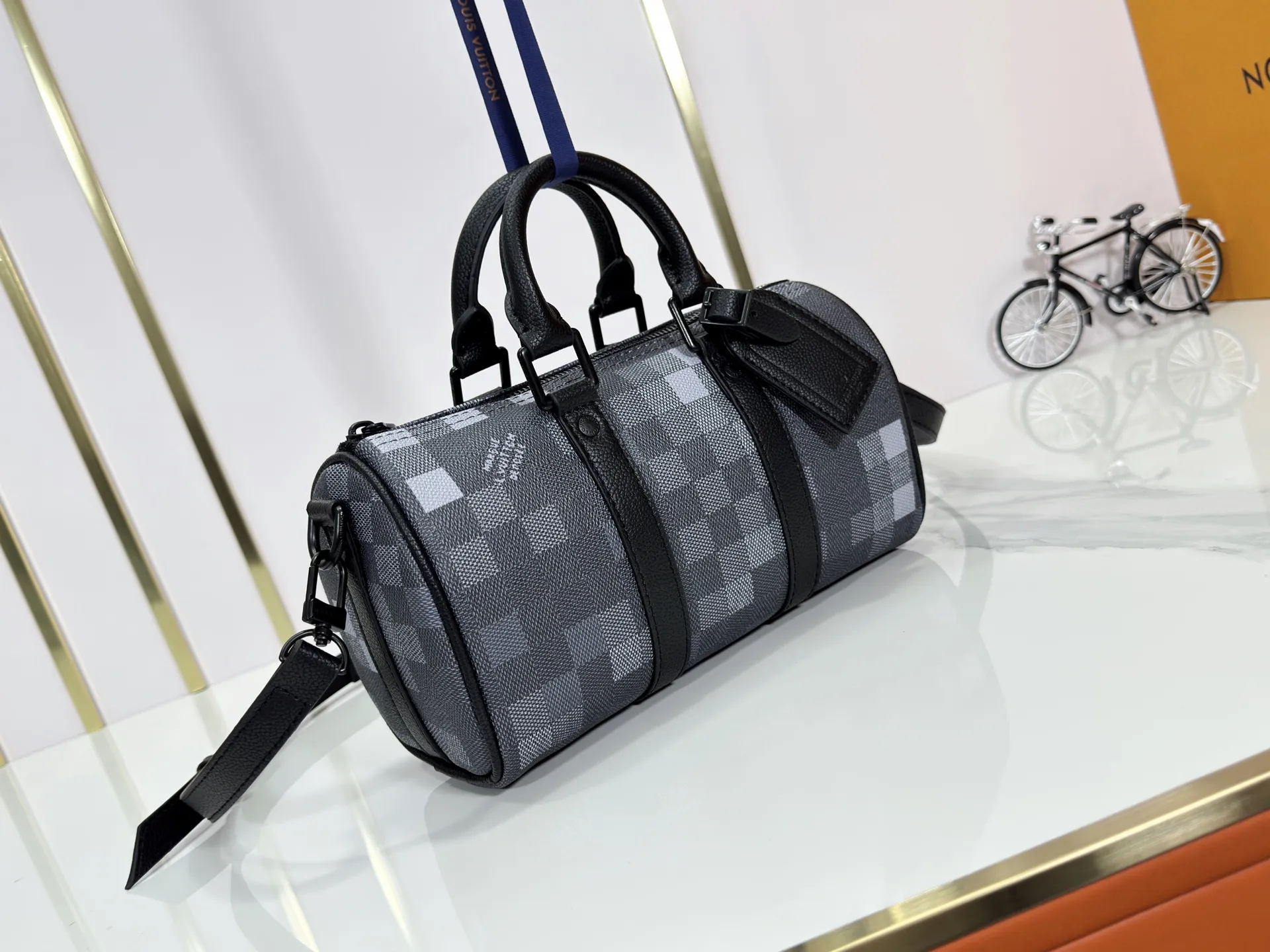 P240 Upgraded original M14919 black grid M14078 M01942 M15076 M24434 M46271 M20900 M46249 This handbag condenses the classic silhouette of the Keepall travel bag. It is made of Monogram embossed Taurillon leather. The compact structure is suitable for storing small items such as mobile phones and wallets. With its clever use of leather handles and detachable shoulder strap, it's easy to carry with you in trendy style. Detailed features Dimensions: 25✘15✘11 cm