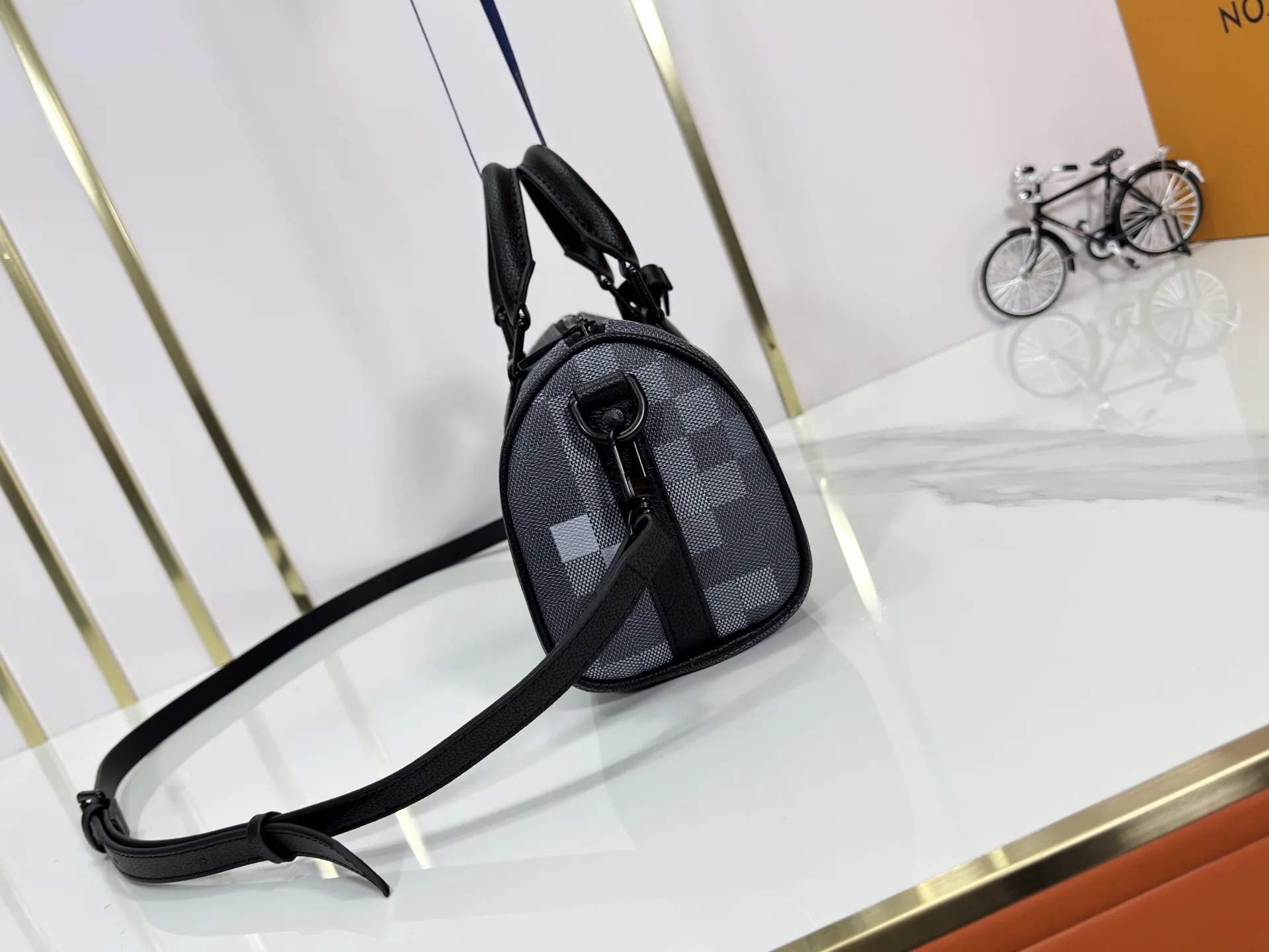 P240 Upgraded original M14919 black grid M14078 M01942 M15076 M24434 M46271 M20900 M46249 This handbag condenses the classic silhouette of the Keepall travel bag. It is made of Monogram embossed Taurillon leather. The compact structure is suitable for storing small items such as mobile phones and wallets. With its clever use of leather handles and detachable shoulder strap, it's easy to carry with you in trendy style. Detailed features Dimensions: 25✘15✘11 cm