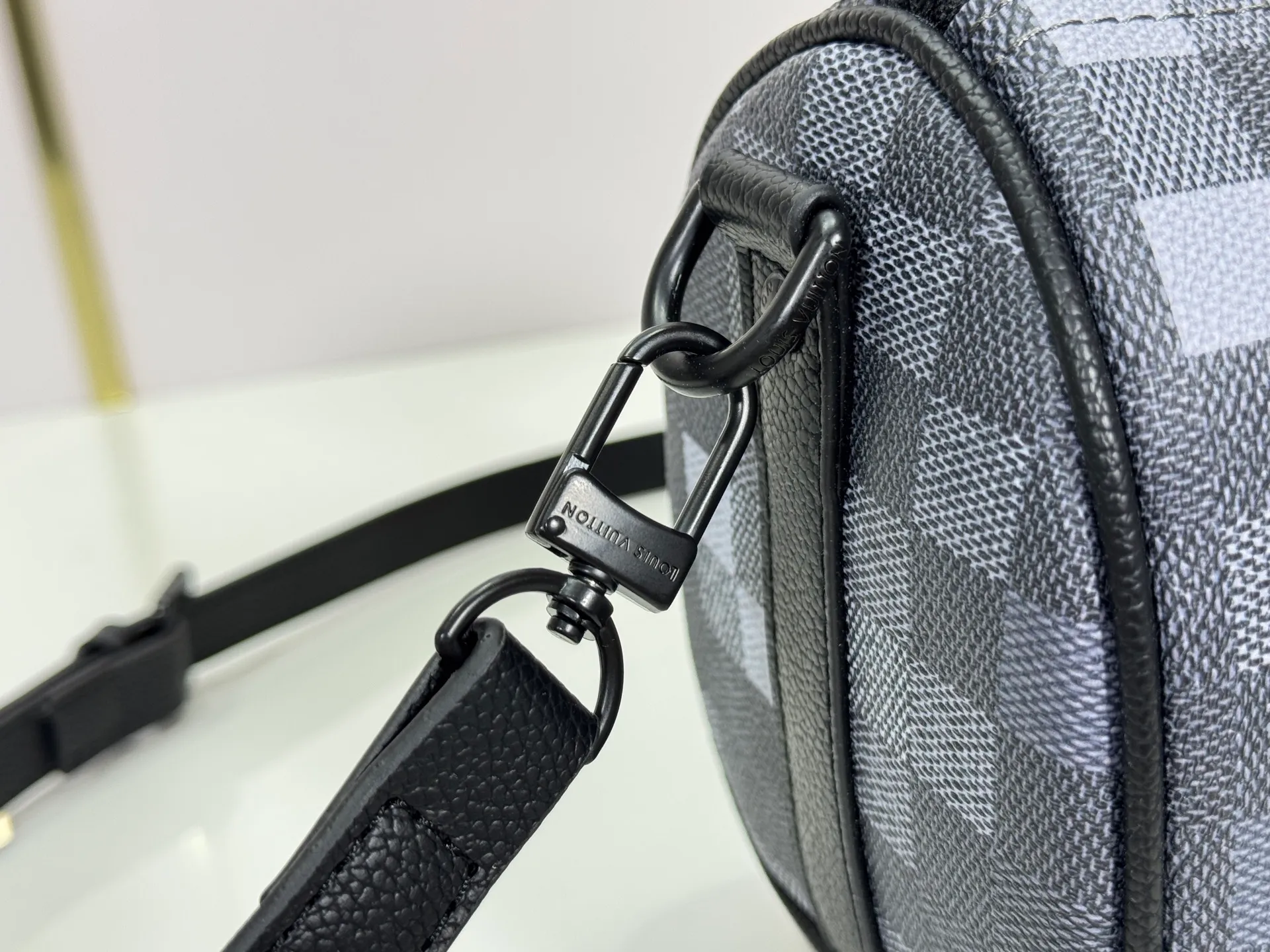 P240 Upgraded original M14919 black grid M14078 M01942 M15076 M24434 M46271 M20900 M46249 This handbag condenses the classic silhouette of the Keepall travel bag. It is made of Monogram embossed Taurillon leather. The compact structure is suitable for storing small items such as mobile phones and wallets. With its clever use of leather handles and detachable shoulder strap, it's easy to carry with you in trendy style. Detailed features Dimensions: 25✘15✘11 cm