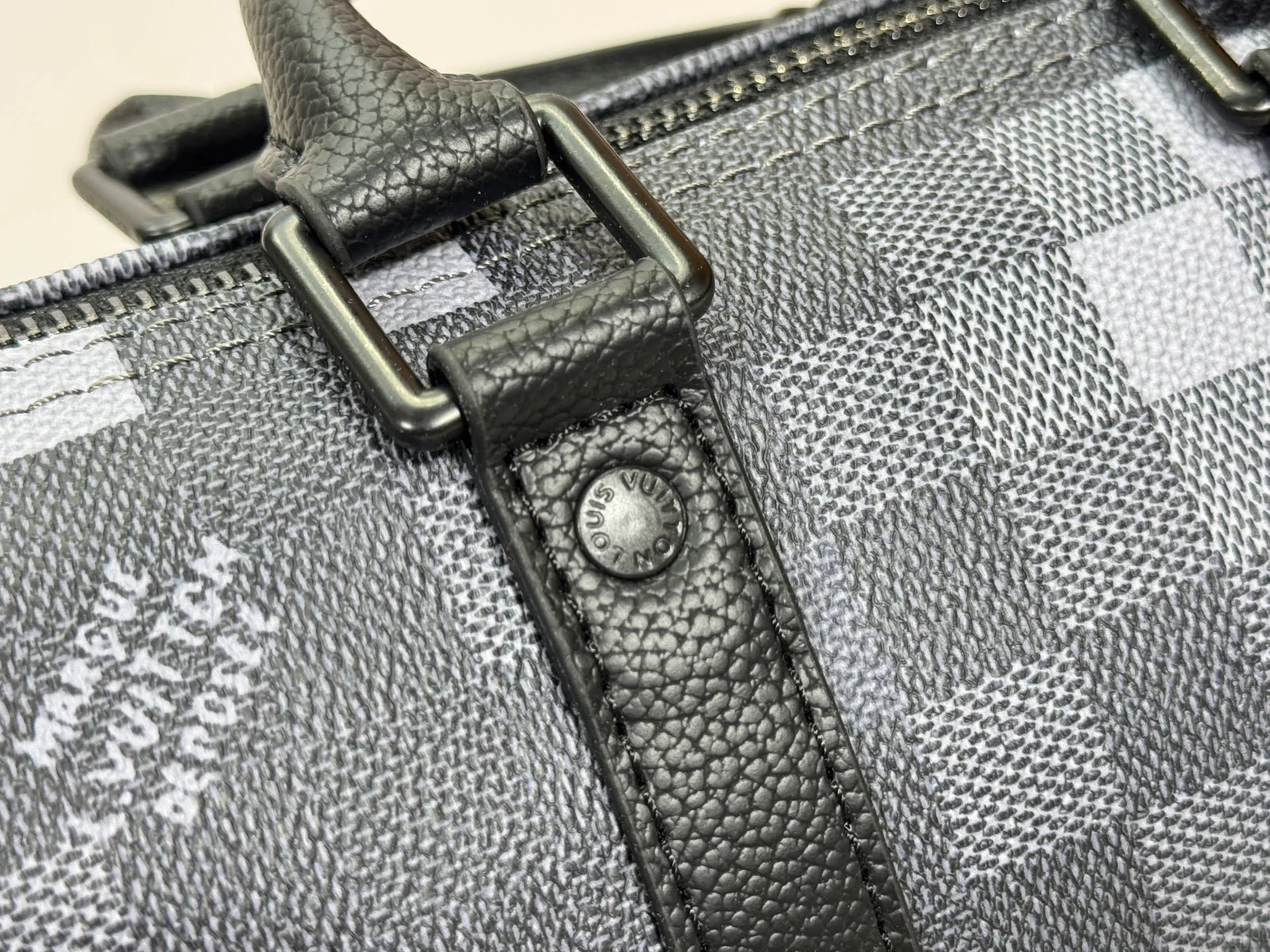 P240 Upgraded original M14919 black grid M14078 M01942 M15076 M24434 M46271 M20900 M46249 This handbag condenses the classic silhouette of the Keepall travel bag. It is made of Monogram embossed Taurillon leather. The compact structure is suitable for storing small items such as mobile phones and wallets. With its clever use of leather handles and detachable shoulder strap, it's easy to carry with you in trendy style. Detailed features Dimensions: 25✘15✘11 cm
