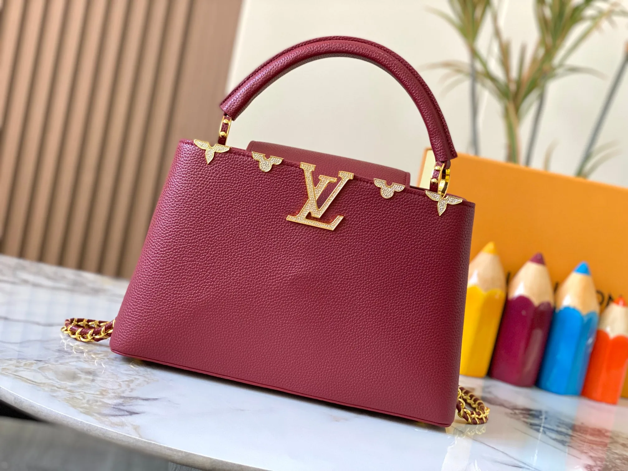 Top original P480 Guangzhou product M24585 maroon and gold diamond corolla 🔺This Capucines Flower Crown handbag is made of full-grain Taurillon leather embellished with Monogram flowers. Each flower is shaped by exquisite crystal diamonds. The LV logo and flowers echo each other, making this soft handbag reveal a jewel-like luster. Use the detachable shoulder strap cleverly to switch between shoulder and crossbody at will♠️Size: 31.5 * 20 * 11cm🥂