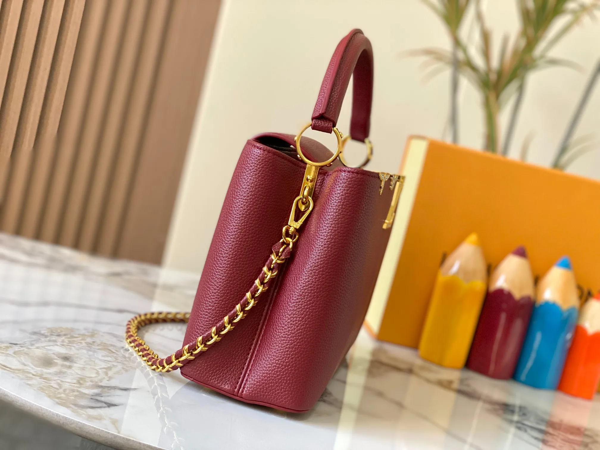 Top original P480 Guangzhou product M24585 maroon and gold diamond corolla 🔺This Capucines Flower Crown handbag is made of full-grain Taurillon leather embellished with Monogram flowers. Each flower is shaped by exquisite crystal diamonds. The LV logo and flowers echo each other, making this soft handbag reveal a jewel-like luster. Use the detachable shoulder strap cleverly to switch between shoulder and crossbody at will♠️Size: 31.5 * 20 * 11cm🥂