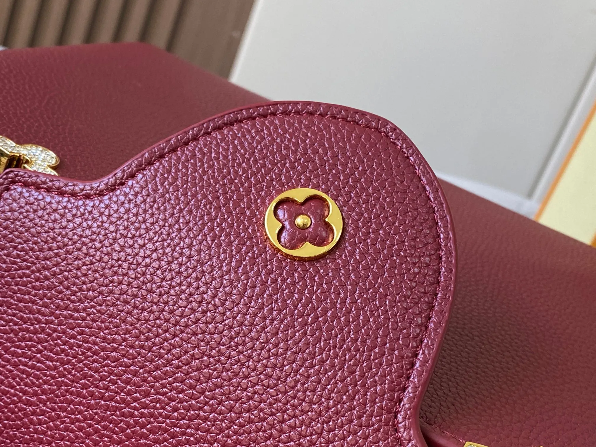 Top original P480 Guangzhou product M24585 maroon and gold diamond corolla 🔺This Capucines Flower Crown handbag is made of full-grain Taurillon leather embellished with Monogram flowers. Each flower is shaped by exquisite crystal diamonds. The LV logo and flowers echo each other, making this soft handbag reveal a jewel-like luster. Use the detachable shoulder strap cleverly to switch between shoulder and crossbody at will♠️Size: 31.5 * 20 * 11cm🥂