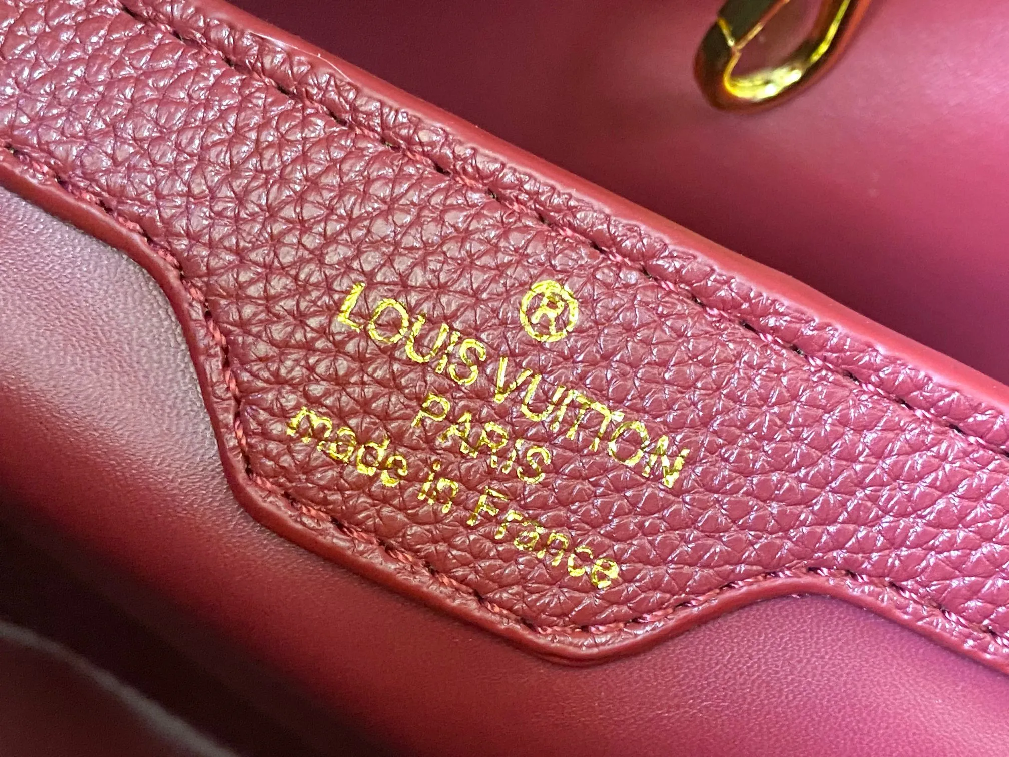 Top original P480 Guangzhou product M24585 maroon and gold diamond corolla 🔺This Capucines Flower Crown handbag is made of full-grain Taurillon leather embellished with Monogram flowers. Each flower is shaped by exquisite crystal diamonds. The LV logo and flowers echo each other, making this soft handbag reveal a jewel-like luster. Use the detachable shoulder strap cleverly to switch between shoulder and crossbody at will♠️Size: 31.5 * 20 * 11cm🥂