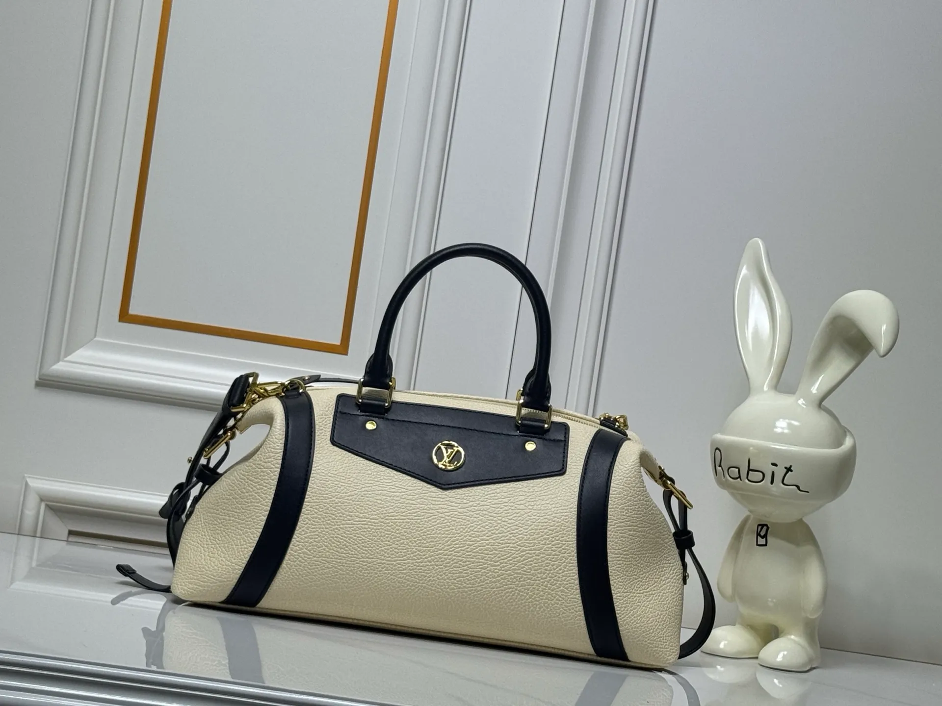 Batch 340💰M25557 M25561 M25561 M25566 Dark Gray M14702 Medium This Nano LV Rider handbag is from the 2025 spring and summer series. It combines pixelated grain sheep leather with smooth cow leather elements, and then uses the LV Circle logo to accentuate the elegant panels. The foldable configuration makes it easy to store in a suitcase, and the modern design adds a rock-n-roll edge to any look. Dimensions: 15 × 15 × 38 cm (H x W x L) Sheep leather Cow leather trim Textile lining Metal hardware Zipper closure Side slip straps Internal pocket Holds a 6.7-inch smartphone, Romy card holder and lipstick Shoulder strap: removable, adjustable Half-length strap: 30.0 cm Half-length strap adjustable to: 45.0 cm Handle: Double handle