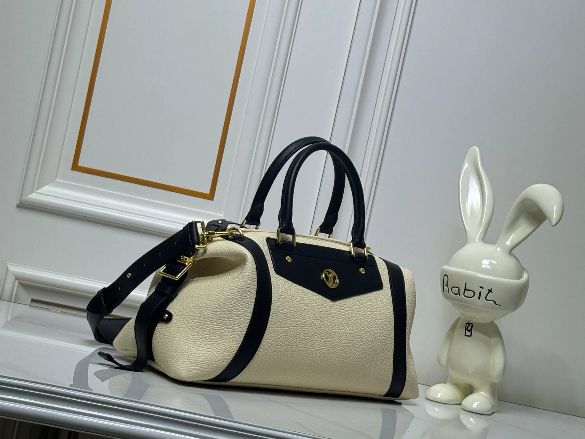 Batch 340💰M25557 M25561 M25561 M25566 Dark Gray M14702 Medium This Nano LV Rider handbag is from the 2025 spring and summer series. It combines pixelated grain sheep leather with smooth cow leather elements, and then uses the LV Circle logo to accentuate the elegant panels. The foldable configuration makes it easy to store in a suitcase, and the modern design adds a rock-n-roll edge to any look. Dimensions: 15 × 15 × 38 cm (H x W x L) Sheep leather Cow leather trim Textile lining Metal hardware Zipper closure Side slip straps Internal pocket Holds a 6.7-inch smartphone, Romy card holder and lipstick Shoulder strap: removable, adjustable Half-length strap: 30.0 cm Half-length strap adjustable to: 45.0 cm Handle: Double handle