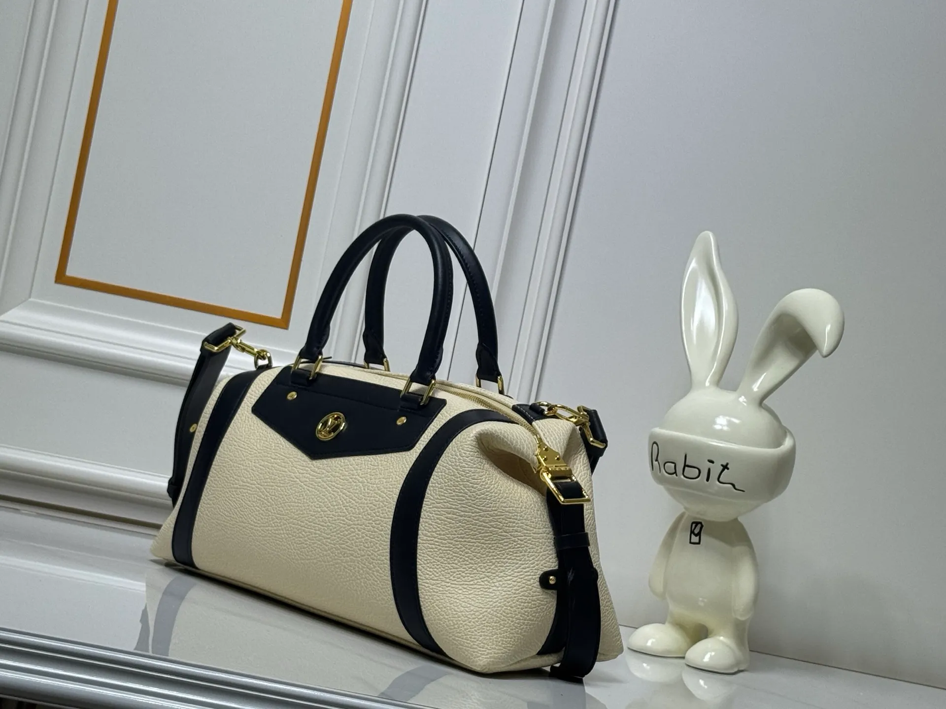 Batch 340💰M25557 M25561 M25561 M25566 Dark Gray M14702 Medium This Nano LV Rider handbag is from the 2025 spring and summer series. It combines pixelated grain sheep leather with smooth cow leather elements, and then uses the LV Circle logo to accentuate the elegant panels. The foldable configuration makes it easy to store in a suitcase, and the modern design adds a rock-n-roll edge to any look. Dimensions: 15 × 15 × 38 cm (H x W x L) Sheep leather Cow leather trim Textile lining Metal hardware Zipper closure Side slip straps Internal pocket Holds a 6.7-inch smartphone, Romy card holder and lipstick Shoulder strap: removable, adjustable Half-length strap: 30.0 cm Half-length strap adjustable to: 45.0 cm Handle: Double handle