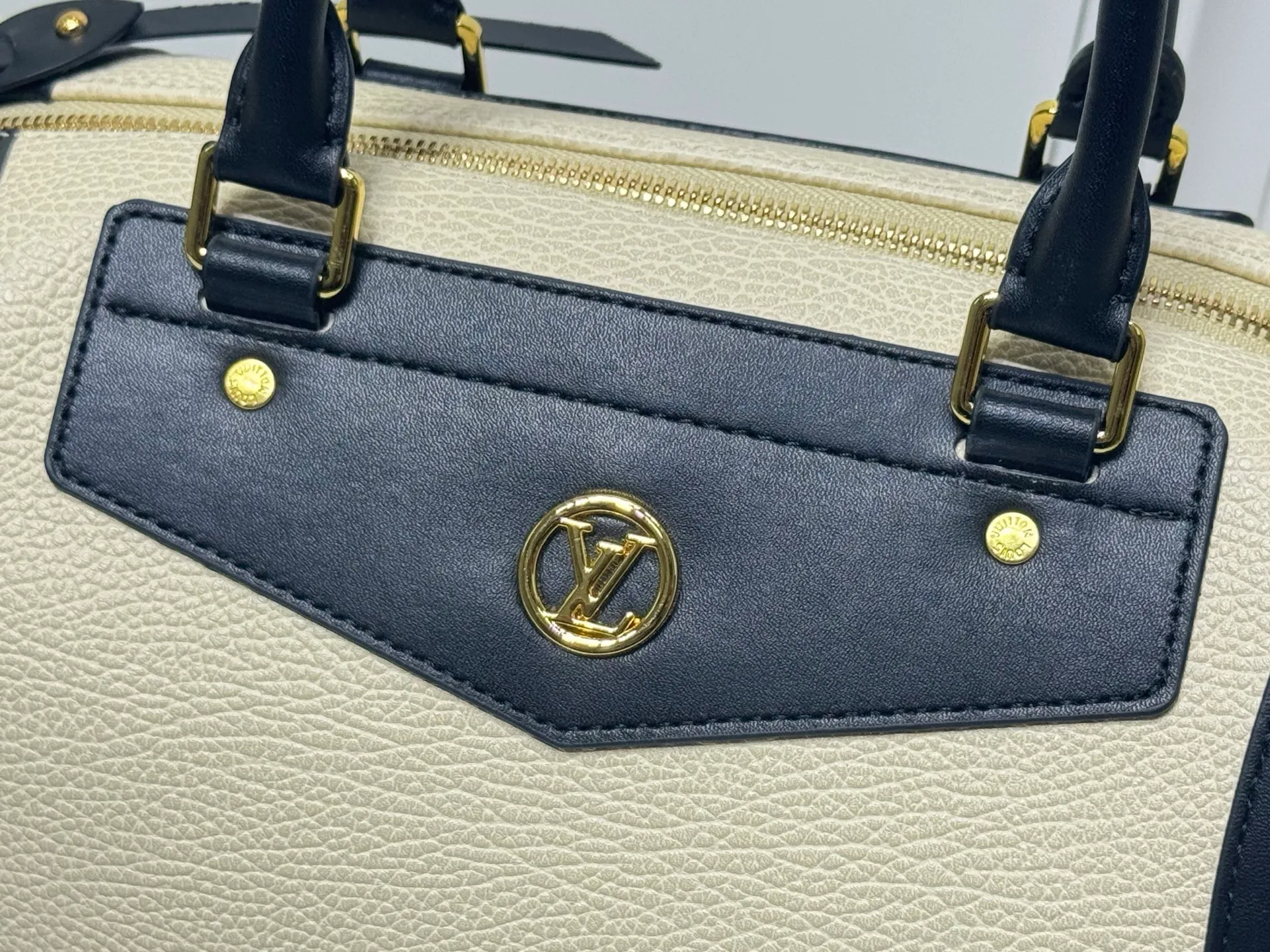 Batch 340💰M25557 M25561 M25561 M25566 Dark Gray M14702 Medium This Nano LV Rider handbag is from the 2025 spring and summer series. It combines pixelated grain sheep leather with smooth cow leather elements, and then uses the LV Circle logo to accentuate the elegant panels. The foldable configuration makes it easy to store in a suitcase, and the modern design adds a rock-n-roll edge to any look. Dimensions: 15 × 15 × 38 cm (H x W x L) Sheep leather Cow leather trim Textile lining Metal hardware Zipper closure Side slip straps Internal pocket Holds a 6.7-inch smartphone, Romy card holder and lipstick Shoulder strap: removable, adjustable Half-length strap: 30.0 cm Half-length strap adjustable to: 45.0 cm Handle: Double handle