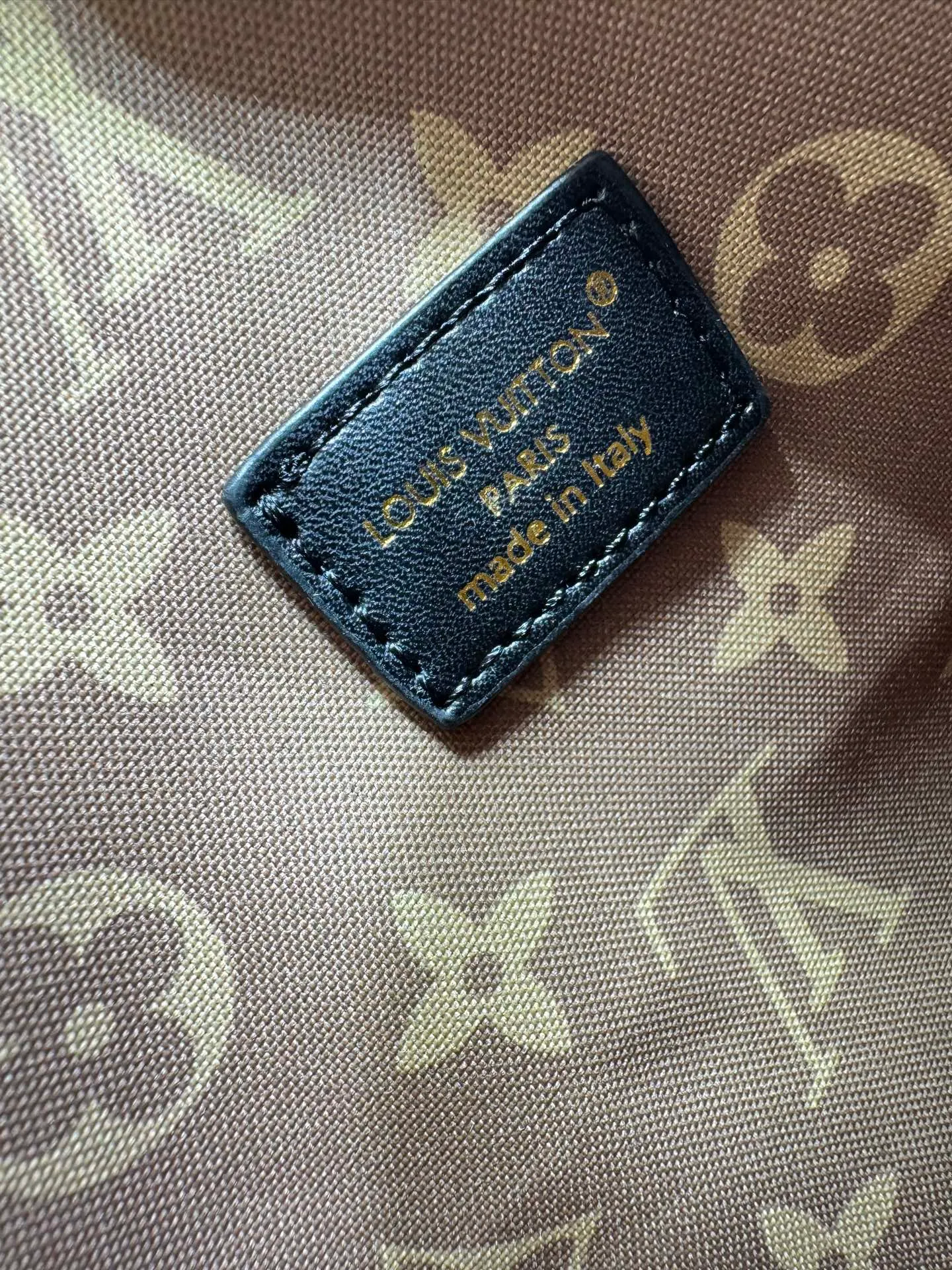 Batch 340💰M25557 M25561 M25561 M25566 Dark Gray M14702 Medium This Nano LV Rider handbag is from the 2025 spring and summer series. It combines pixelated grain sheep leather with smooth cow leather elements, and then uses the LV Circle logo to accentuate the elegant panels. The foldable configuration makes it easy to store in a suitcase, and the modern design adds a rock-n-roll edge to any look. Dimensions: 15 × 15 × 38 cm (H x W x L) Sheep leather Cow leather trim Textile lining Metal hardware Zipper closure Side slip straps Internal pocket Holds a 6.7-inch smartphone, Romy card holder and lipstick Shoulder strap: removable, adjustable Half-length strap: 30.0 cm Half-length strap adjustable to: 45.0 cm Handle: Double handle