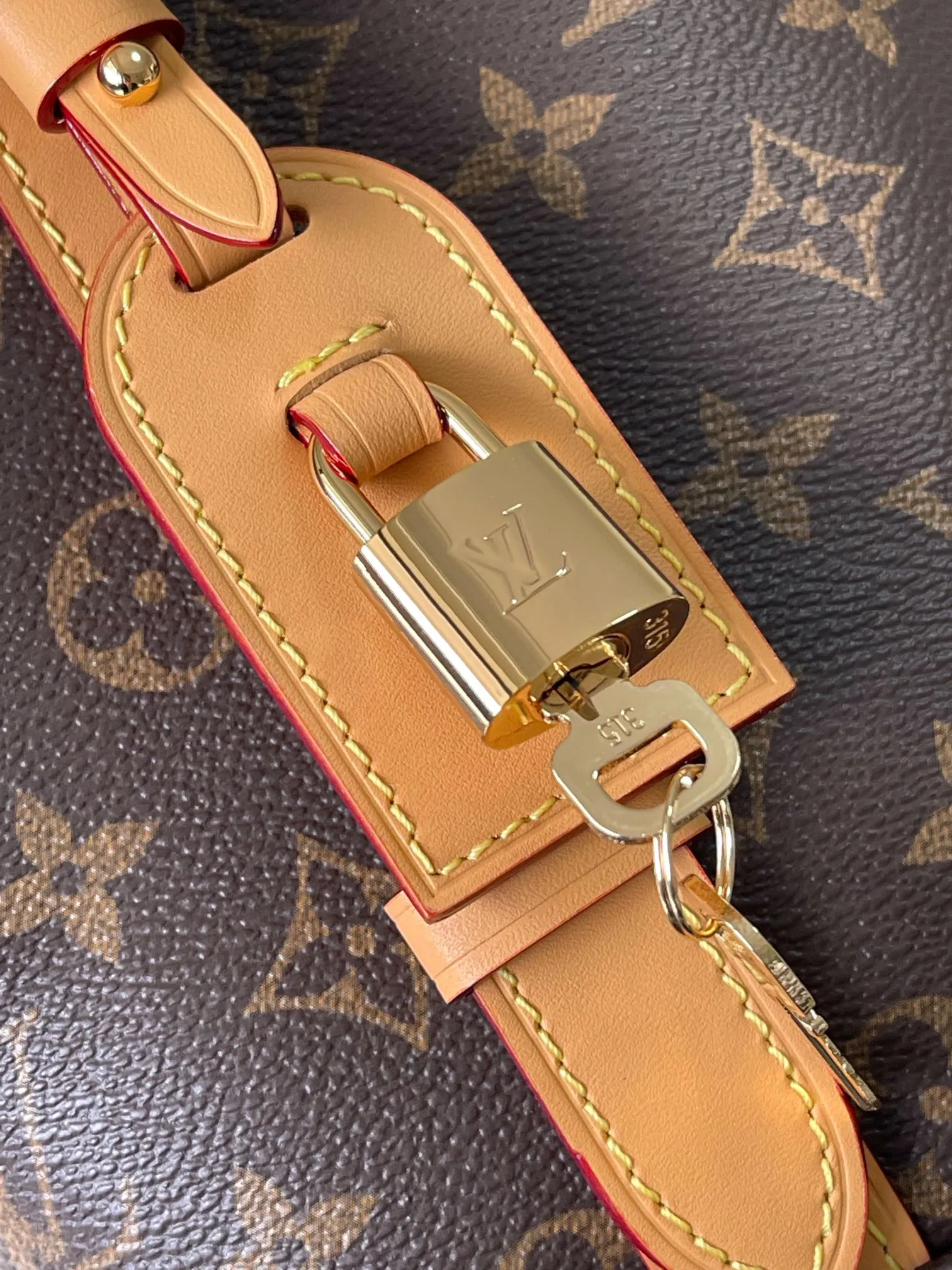 💰700 Top Original Order M12925 Presbyopia This All InBB handbag is made of Monogram canvas with shiny metal parts, and the iconic padlock and nameplate highlight the classic style. The adjustable shoulder strap continues the brand's trunk-making heritage, and the leather shoulder strap adds cross-body and shoulder carry options. The foldable design enables the silhouette to be retracted and retracted freely, providing ample space for daily use. Dimensions: 16x18x12 cm