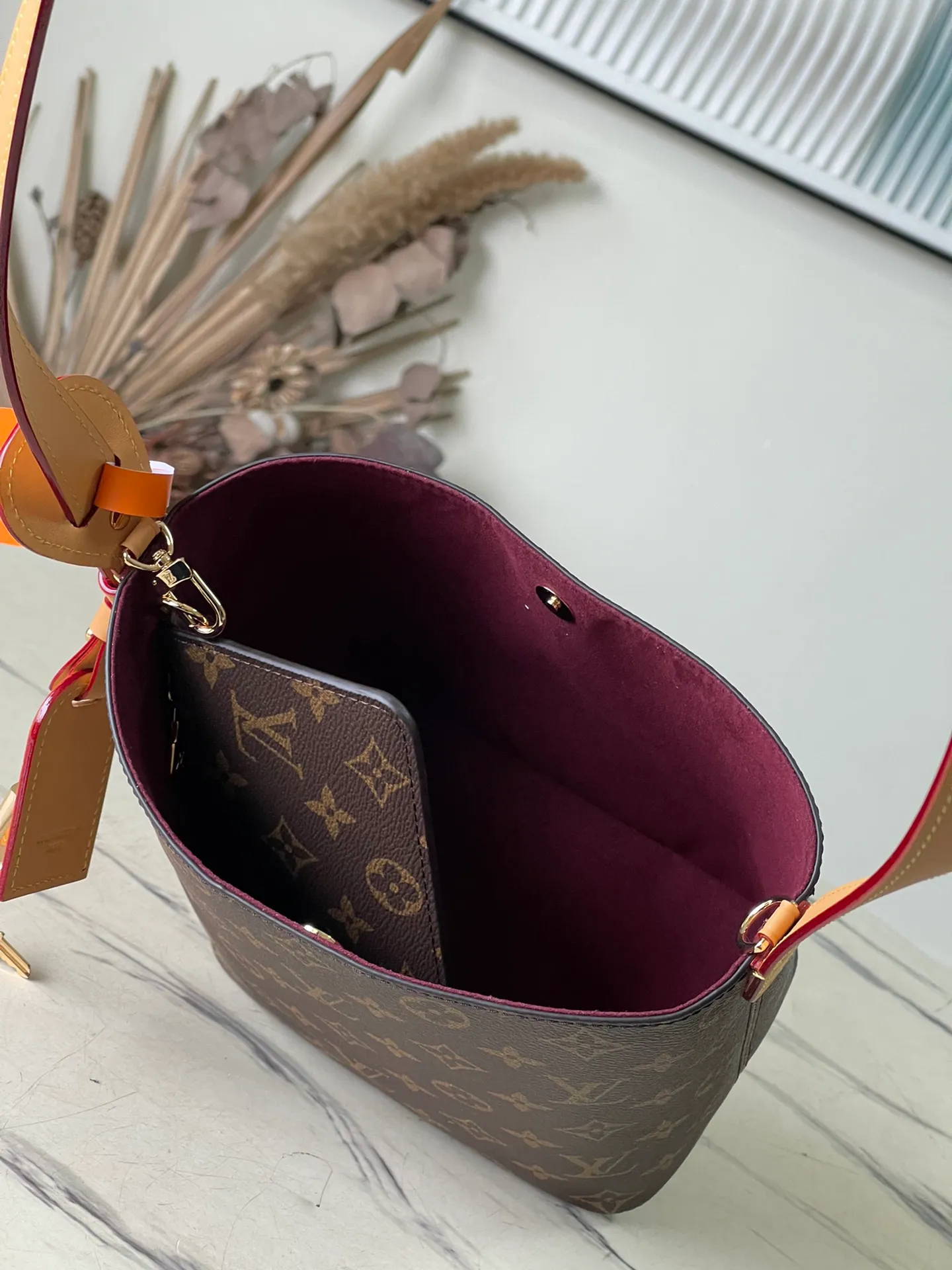 💰700 Top Original Order M12925 Presbyopia This All InBB handbag is made of Monogram canvas with shiny metal parts, and the iconic padlock and nameplate highlight the classic style. The adjustable shoulder strap continues the brand's trunk-making heritage, and the leather shoulder strap adds cross-body and shoulder carry options. The foldable design enables the silhouette to be retracted and retracted freely, providing ample space for daily use. Dimensions: 16x18x12 cm