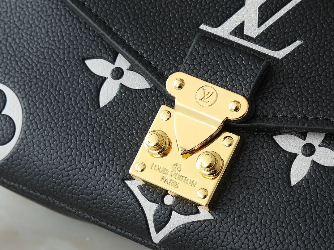 💰240💰Upgraded from the original M47045 M23940 M46595 M22942 M23081 M46596 M46279 This Pochette Métis East West handbag is made of Monogram Empreinte embossed leather, showing the fusion of brand style and modern elements. The traditional S-lock clasp and detachable short chain have a metallic sheen, and the sophisticated construction includes a neat interior and adjustable shoulder straps for easy urban mobility. Dimensions: 21.5 x 13.5 x 6.0 cm (length x height x width)