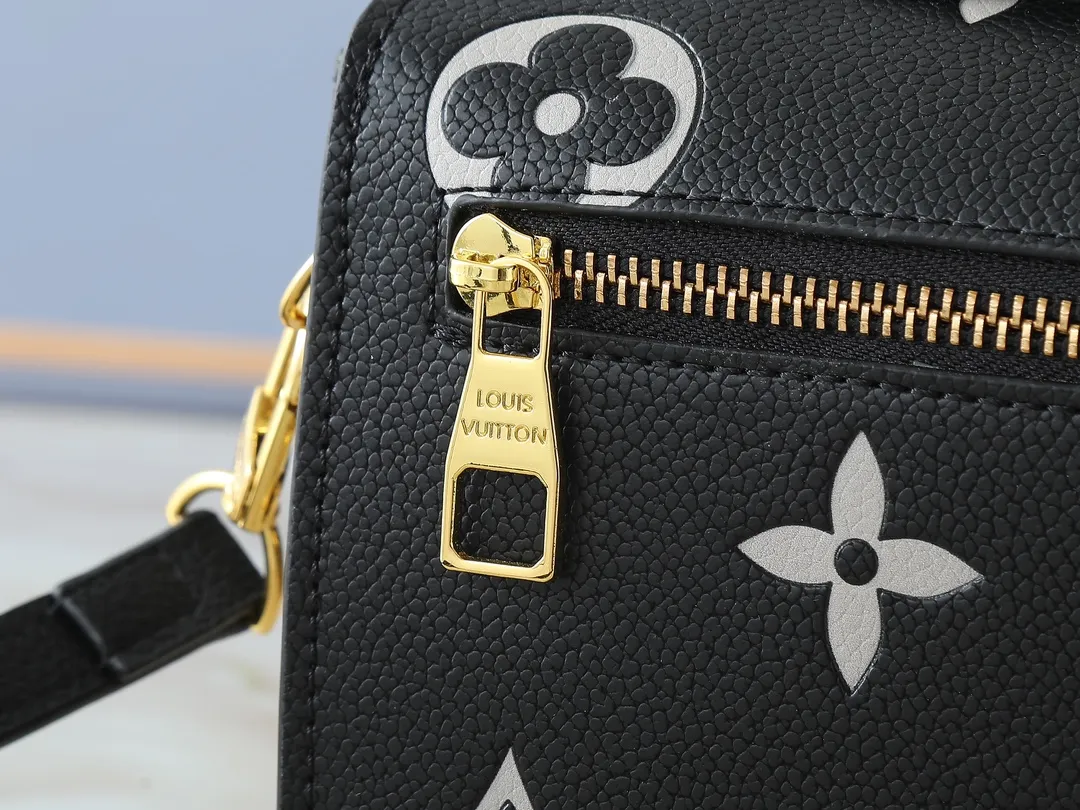💰240💰Upgraded from the original M47045 M23940 M46595 M22942 M23081 M46596 M46279 This Pochette Métis East West handbag is made of Monogram Empreinte embossed leather, showing the fusion of brand style and modern elements. The traditional S-lock clasp and detachable short chain have a metallic sheen, and the sophisticated construction includes a neat interior and adjustable shoulder straps for easy urban mobility. Dimensions: 21.5 x 13.5 x 6.0 cm (length x height x width)