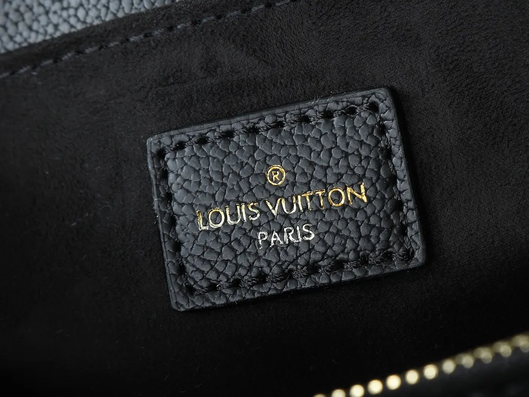 💰240💰Upgraded from the original M47045 M23940 M46595 M22942 M23081 M46596 M46279 This Pochette Métis East West handbag is made of Monogram Empreinte embossed leather, showing the fusion of brand style and modern elements. The traditional S-lock clasp and detachable short chain have a metallic sheen, and the sophisticated construction includes a neat interior and adjustable shoulder straps for easy urban mobility. Dimensions: 21.5 x 13.5 x 6.0 cm (length x height x width)