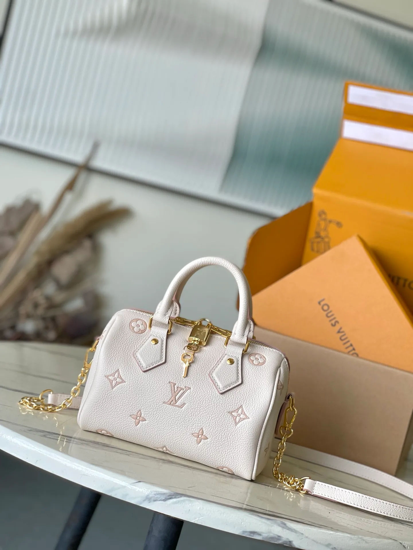 💰960 (first-grain leather) Top-quality original M14291 This Speedy Bandouliere 20 handbag renews the brand's classic Monogram Empreinte leather, using the same tone to outline the pattern, and then enriches the details with striped lining, dazzling padlocks and detachable chains. The compact shape can accommodate daily needs and can be carried by hand or cross-body. Dimensions: 20.5 × 13.5 × 12 cm