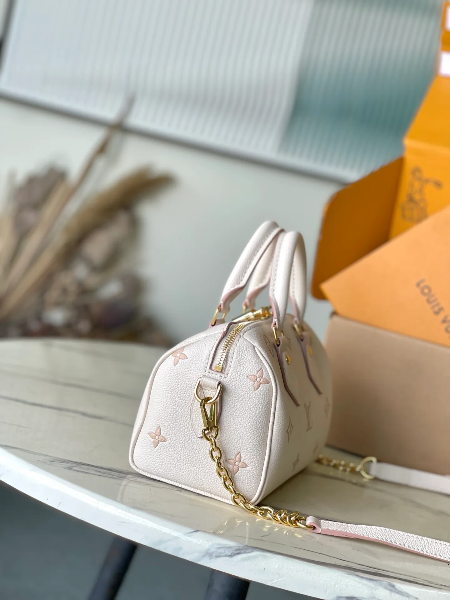 💰960 (first-grain leather) Top-quality original M14291 This Speedy Bandouliere 20 handbag renews the brand's classic Monogram Empreinte leather, using the same tone to outline the pattern, and then enriches the details with striped lining, dazzling padlocks and detachable chains. The compact shape can accommodate daily needs and can be carried by hand or cross-body. Dimensions: 20.5 × 13.5 × 12 cm