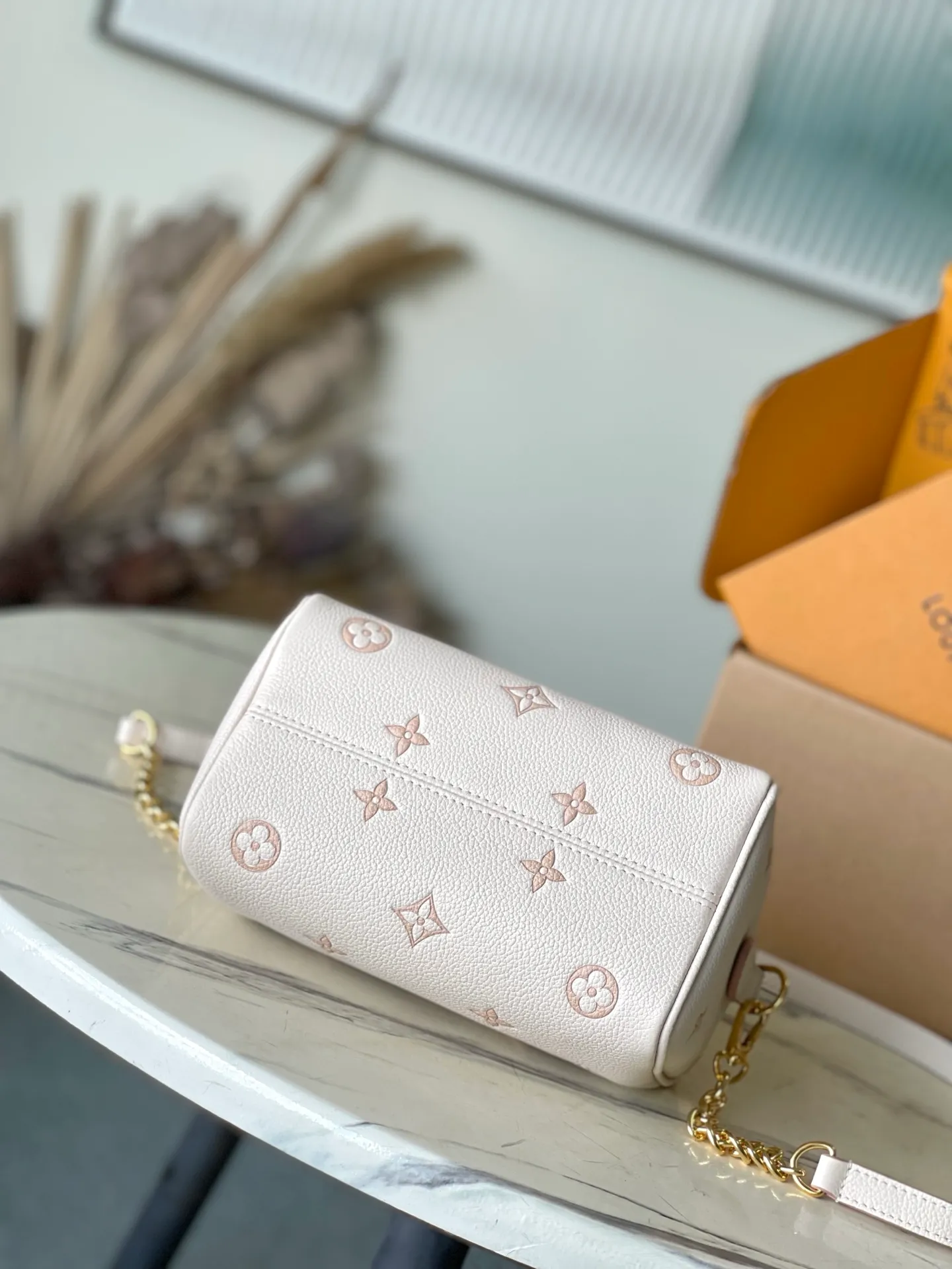 💰960 (first-grain leather) Top-quality original M14291 This Speedy Bandouliere 20 handbag renews the brand's classic Monogram Empreinte leather, using the same tone to outline the pattern, and then enriches the details with striped lining, dazzling padlocks and detachable chains. The compact shape can accommodate daily needs and can be carried by hand or cross-body. Dimensions: 20.5 × 13.5 × 12 cm