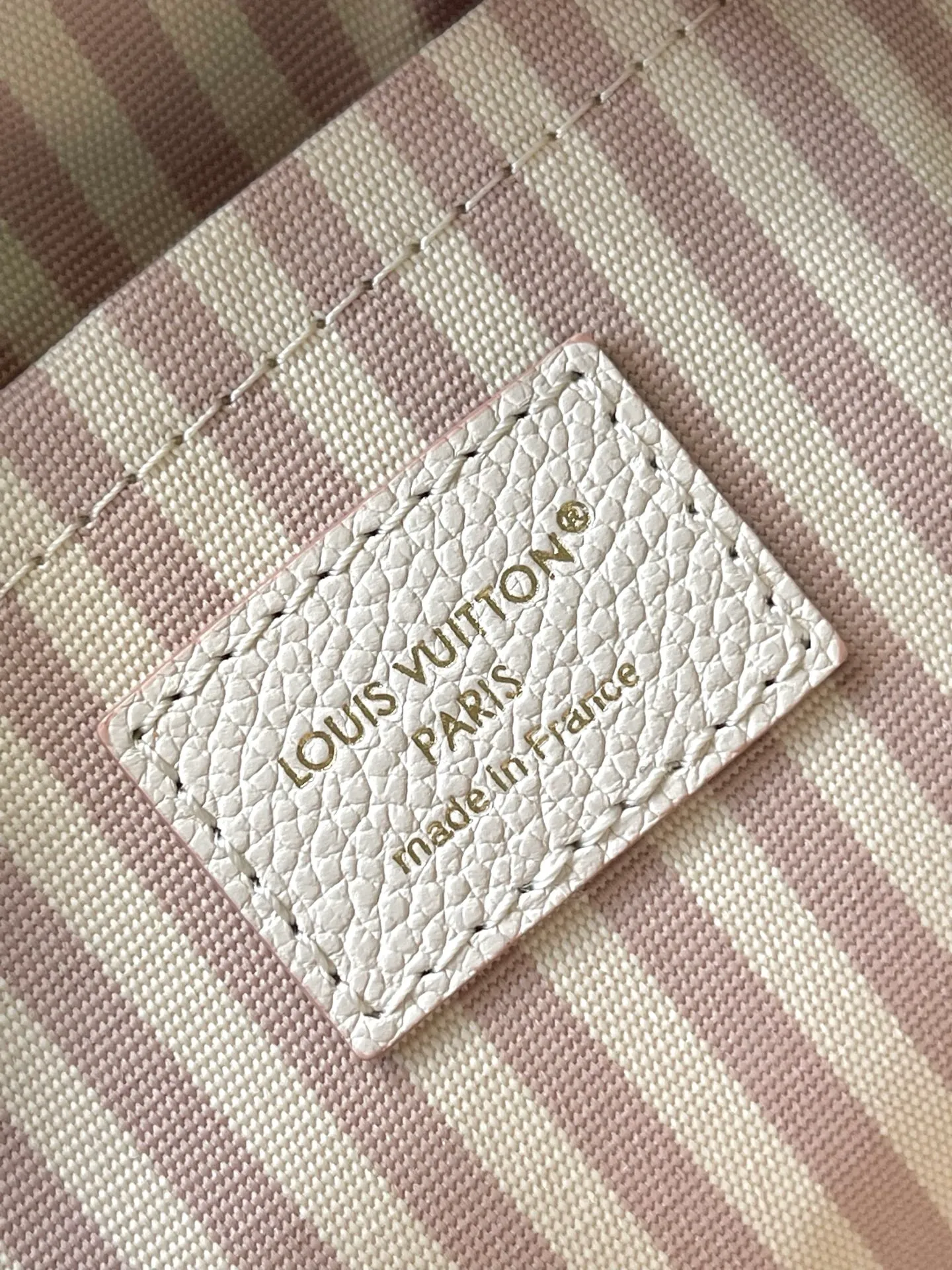 💰960 (first-grain leather) Top-quality original M14291 This Speedy Bandouliere 20 handbag renews the brand's classic Monogram Empreinte leather, using the same tone to outline the pattern, and then enriches the details with striped lining, dazzling padlocks and detachable chains. The compact shape can accommodate daily needs and can be carried by hand or cross-body. Dimensions: 20.5 × 13.5 × 12 cm