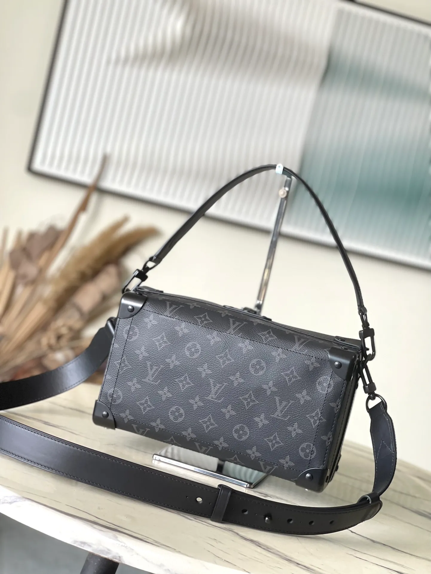 💰1400 (Steel Hardware) Top Original Order M11744 Black Flower This Soul Trunk East West handbag is made of Monogram Dust canvas, with reinforced metal corners to show Pharrell Wiliams' respect for the brand's traditional hard box. Magnetic closure provides easy access to the main compartment, while removable leather handles and a removable and adjustable shoulder strap allow for hand, shoulder or cross-body wear. Dimensions: 29 × 17.5 × 10 cm