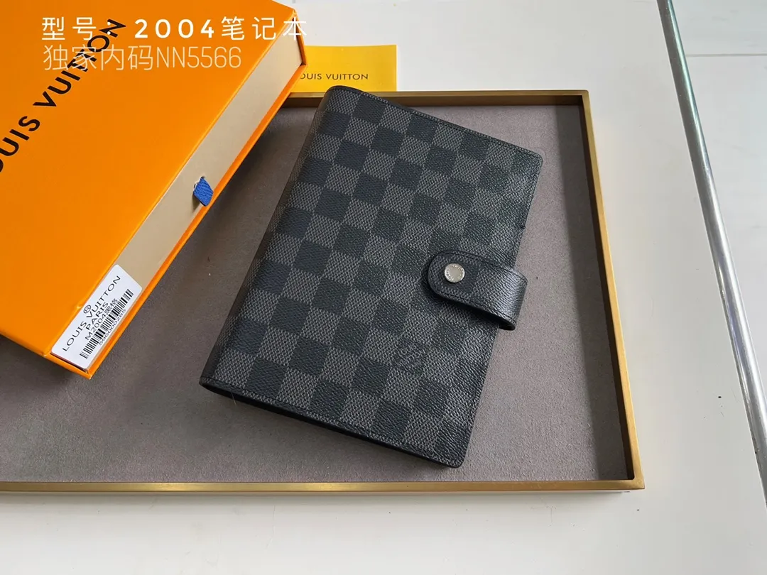 💰140 Top Original 💎 Latest Date 📅 Notepad This small notepad cover is made of Monogram canvas and can hold three credit cards. It can also be used as an address book, notebook or calendar. Epi leather is delicately embossed with LV initials and is lined with intertwined textured leather - Push-button closure - Six-ring binder with three rings in a set, six credit card slots and two internal compartments - Notepad insert available separately. Model: 2004 Size: 14x8cm
