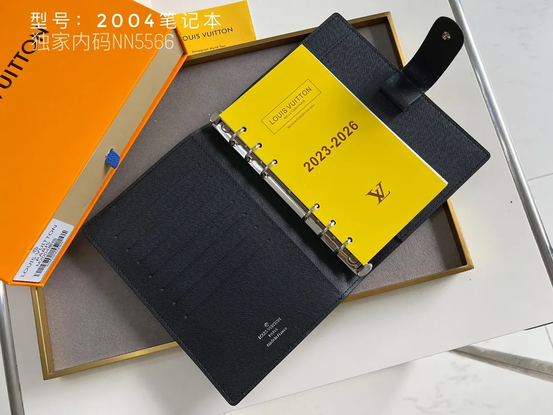 💰140 Top Original 💎 Latest Date 📅 Notepad This small notepad cover is made of Monogram canvas and can hold three credit cards. It can also be used as an address book, notebook or calendar. Epi leather is delicately embossed with LV initials and is lined with intertwined textured leather - Push-button closure - Six-ring binder with three rings in a set, six credit card slots and two internal compartments - Notepad insert available separately. Model: 2004 Size: 14x8cm