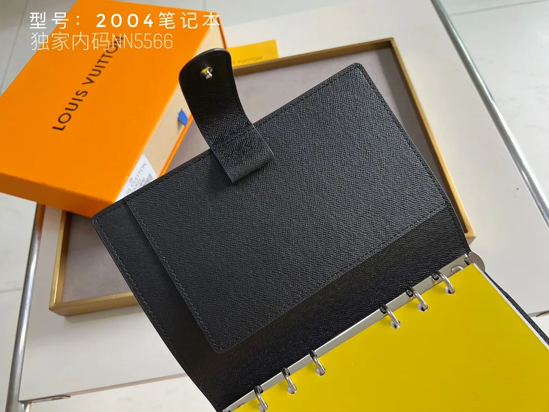 💰140 Top Original 💎 Latest Date 📅 Notepad This small notepad cover is made of Monogram canvas and can hold three credit cards. It can also be used as an address book, notebook or calendar. Epi leather is delicately embossed with LV initials and is lined with intertwined textured leather - Push-button closure - Six-ring binder with three rings in a set, six credit card slots and two internal compartments - Notepad insert available separately. Model: 2004 Size: 14x8cm
