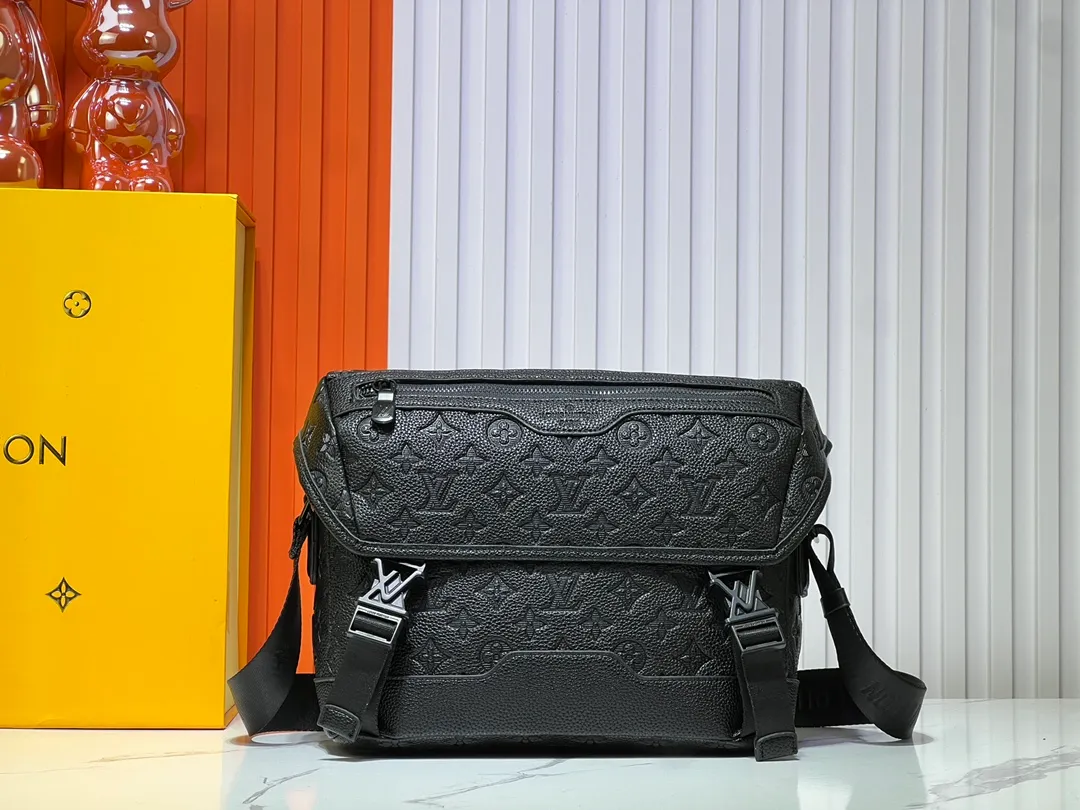 Batch 340💰M25121 M12517 The latest Voyager small messenger bag is made of Monogram Shadow cow leather, inspired by retro school bags. The brand-new LV buckle brings a convenient experience, the adjustable shoulder strap allows for comfortable carrying, and there is ample space to store tablets, chargers, notepads and other daily needs. 33 x 22.5 x 11 cm (length x height x width)