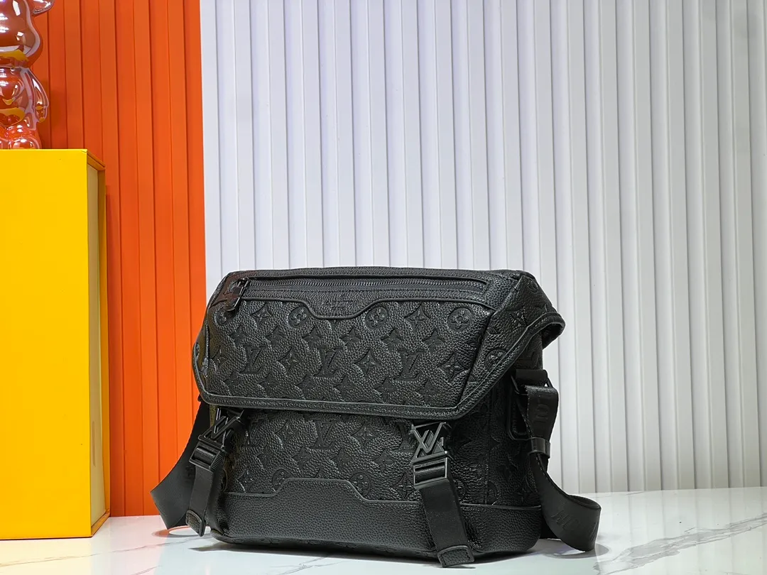 Batch 340💰M25121 M12517 The latest Voyager small messenger bag is made of Monogram Shadow cow leather, inspired by retro school bags. The brand-new LV buckle brings a convenient experience, the adjustable shoulder strap allows for comfortable carrying, and there is ample space to store tablets, chargers, notepads and other daily needs. 33 x 22.5 x 11 cm (length x height x width)