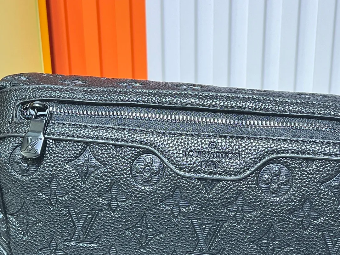 Batch 340💰M25121 M12517 The latest Voyager small messenger bag is made of Monogram Shadow cow leather, inspired by retro school bags. The brand-new LV buckle brings a convenient experience, the adjustable shoulder strap allows for comfortable carrying, and there is ample space to store tablets, chargers, notepads and other daily needs. 33 x 22.5 x 11 cm (length x height x width)