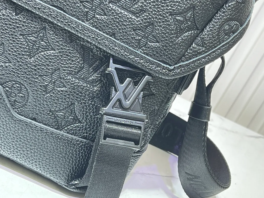 Batch 340💰M25121 M12517 The latest Voyager small messenger bag is made of Monogram Shadow cow leather, inspired by retro school bags. The brand-new LV buckle brings a convenient experience, the adjustable shoulder strap allows for comfortable carrying, and there is ample space to store tablets, chargers, notepads and other daily needs. 33 x 22.5 x 11 cm (length x height x width)