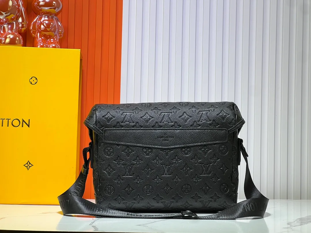 Batch 340💰M25121 M12517 The latest Voyager small messenger bag is made of Monogram Shadow cow leather, inspired by retro school bags. The brand-new LV buckle brings a convenient experience, the adjustable shoulder strap allows for comfortable carrying, and there is ample space to store tablets, chargers, notepads and other daily needs. 33 x 22.5 x 11 cm (length x height x width)