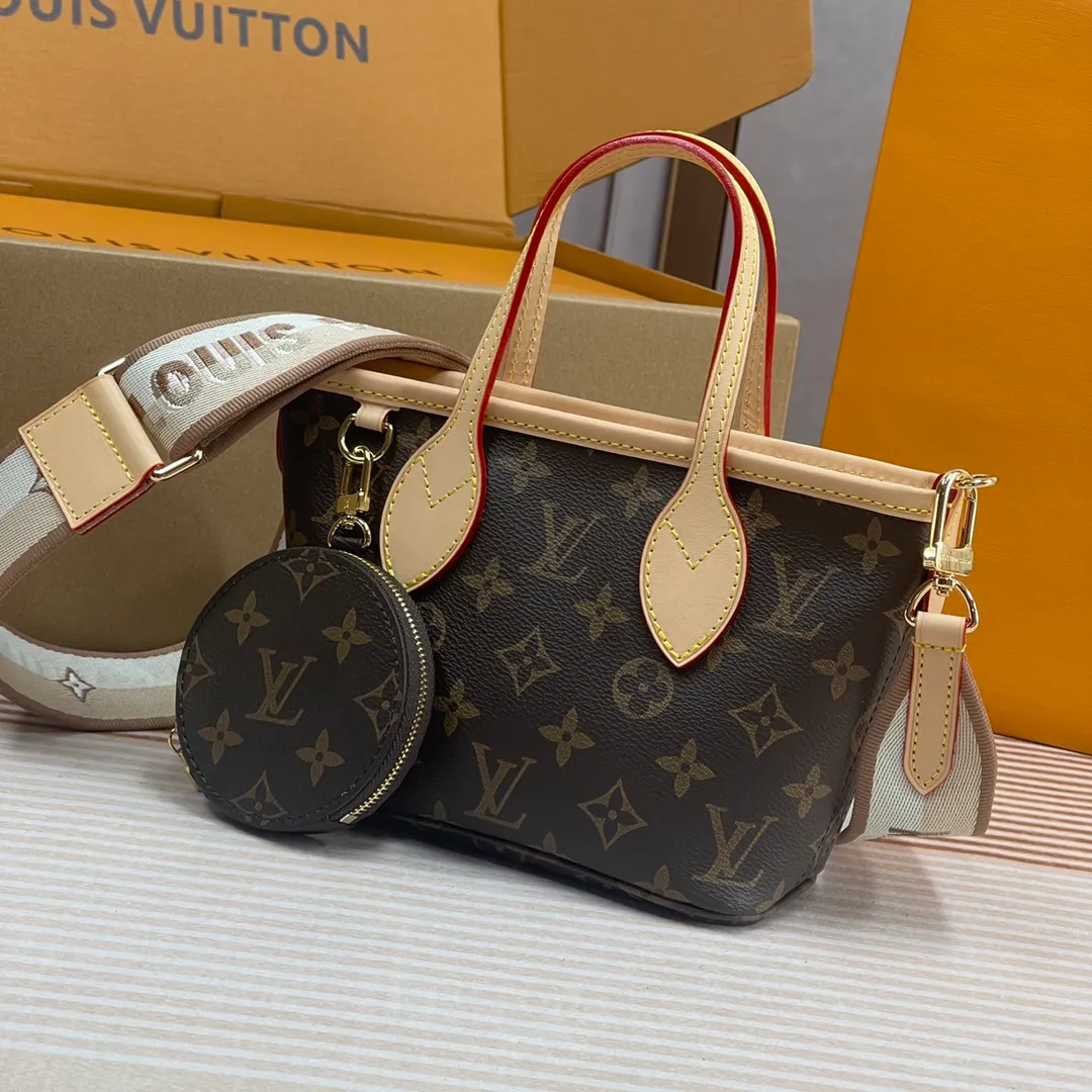 [Upgraded version] P640🐶Upgraded version. High quality. Semi-steel hardware. Comes with complete packaging❣️M46705🐶This Neverfull BB handbag combines classic design with iconic details. Made of Monogram canvas, lined with colorful fabrics and trimmed with cow leather, it is spacious but not bulky. Tighten the sides for a trendy look, and stretch them for a casual look. Features a slim, comfortable handle for shoulder or elbow carry. Detachable bag can be used as a clutch or pocket. Size: 24x14x9cm