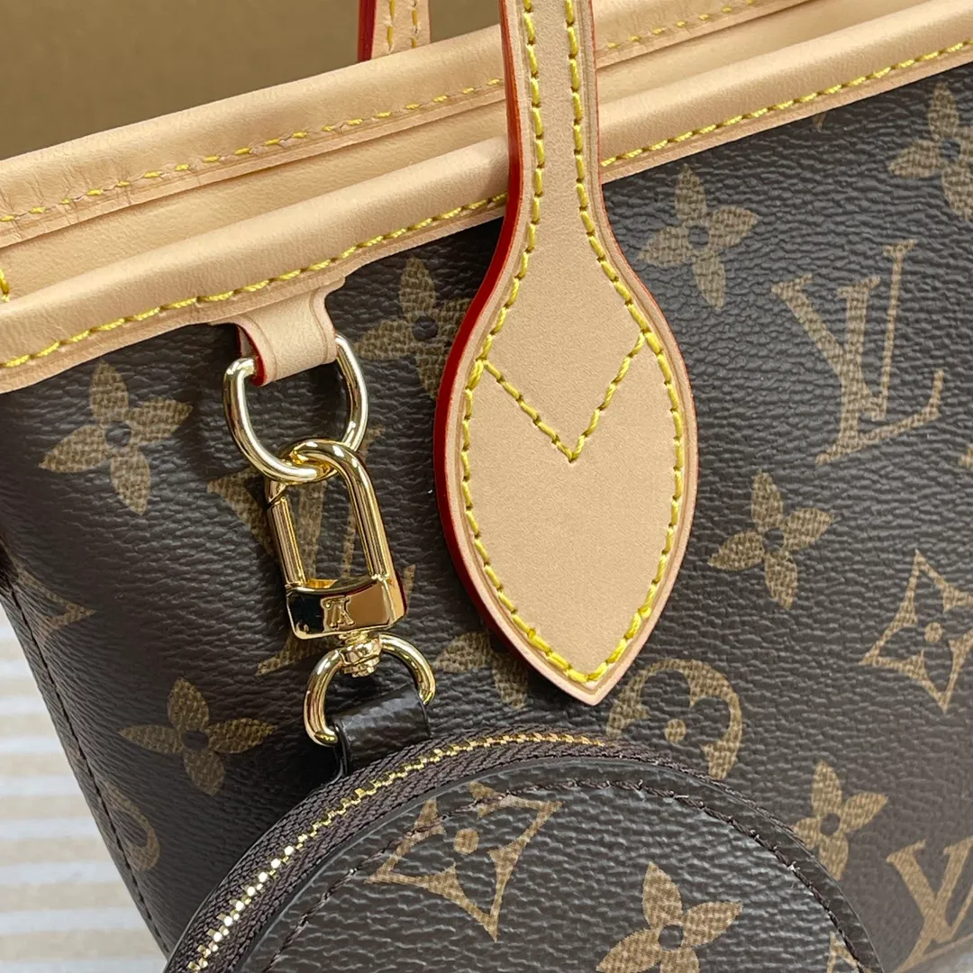 [Upgraded version] P640🐶Upgraded version. High quality. Semi-steel hardware. Comes with complete packaging❣️M46705🐶This Neverfull BB handbag combines classic design with iconic details. Made of Monogram canvas, lined with colorful fabrics and trimmed with cow leather, it is spacious but not bulky. Tighten the sides for a trendy look, and stretch them for a casual look. Features a slim, comfortable handle for shoulder or elbow carry. Detachable bag can be used as a clutch or pocket. Size: 24x14x9cm