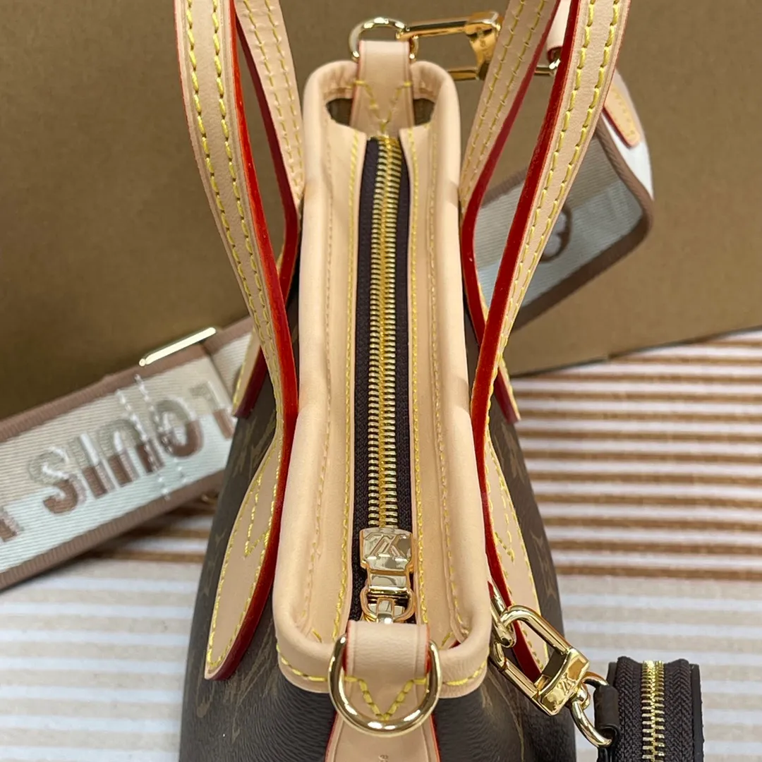 [Upgraded version] P640🐶Upgraded version. High quality. Semi-steel hardware. Comes with complete packaging❣️M46705🐶This Neverfull BB handbag combines classic design with iconic details. Made of Monogram canvas, lined with colorful fabrics and trimmed with cow leather, it is spacious but not bulky. Tighten the sides for a trendy look, and stretch them for a casual look. Features a slim, comfortable handle for shoulder or elbow carry. Detachable bag can be used as a clutch or pocket. Size: 24x14x9cm