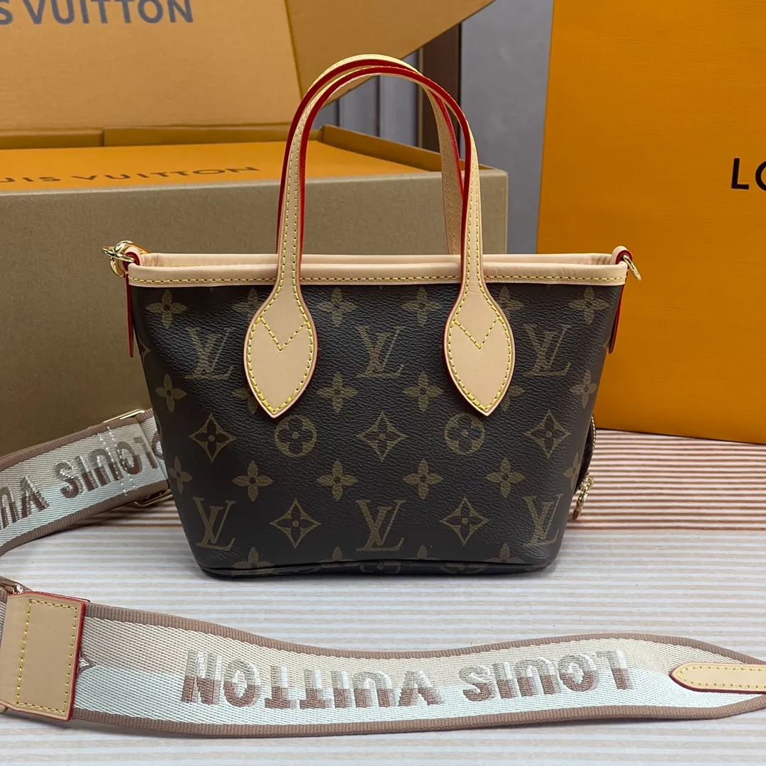 [Upgraded version] P640🐶Upgraded version. High quality. Semi-steel hardware. Comes with complete packaging❣️M46705🐶This Neverfull BB handbag combines classic design with iconic details. Made of Monogram canvas, lined with colorful fabrics and trimmed with cow leather, it is spacious but not bulky. Tighten the sides for a trendy look, and stretch them for a casual look. Features a slim, comfortable handle for shoulder or elbow carry. Detachable bag can be used as a clutch or pocket. Size: 24x14x9cm