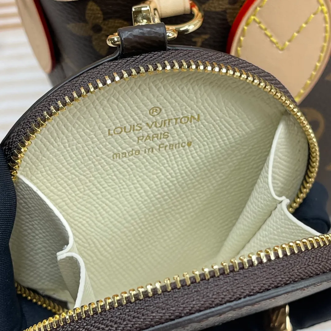 [Upgraded version] P640🐶Upgraded version. High quality. Semi-steel hardware. Comes with complete packaging❣️M46705🐶This Neverfull BB handbag combines classic design with iconic details. Made of Monogram canvas, lined with colorful fabrics and trimmed with cow leather, it is spacious but not bulky. Tighten the sides for a trendy look, and stretch them for a casual look. Features a slim, comfortable handle for shoulder or elbow carry. Detachable bag can be used as a clutch or pocket. Size: 24x14x9cm