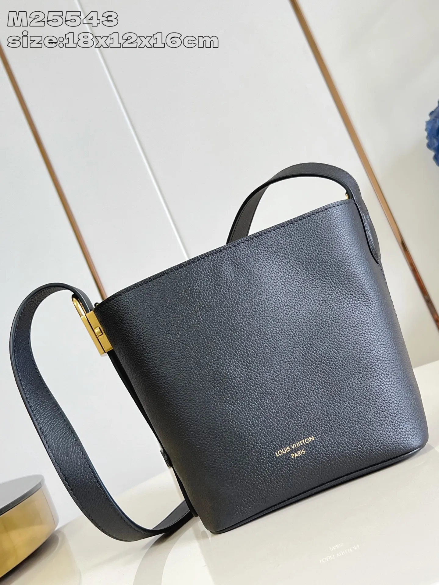 💰1080 (top-grain leather) top-quality original individual real shot M25543 black/early version] This All In BB handbag is from the Low Key series. It is made of grained cow leather to create a compact bucket bag configuration, which can be carried in a variety of ways for day and night occasions. The distressed metal pieces convey a retro feel, while the LV padlock and removable Monogram pocket highlight the brand's style. 18 x 12 x 16 cm (height x width x length)