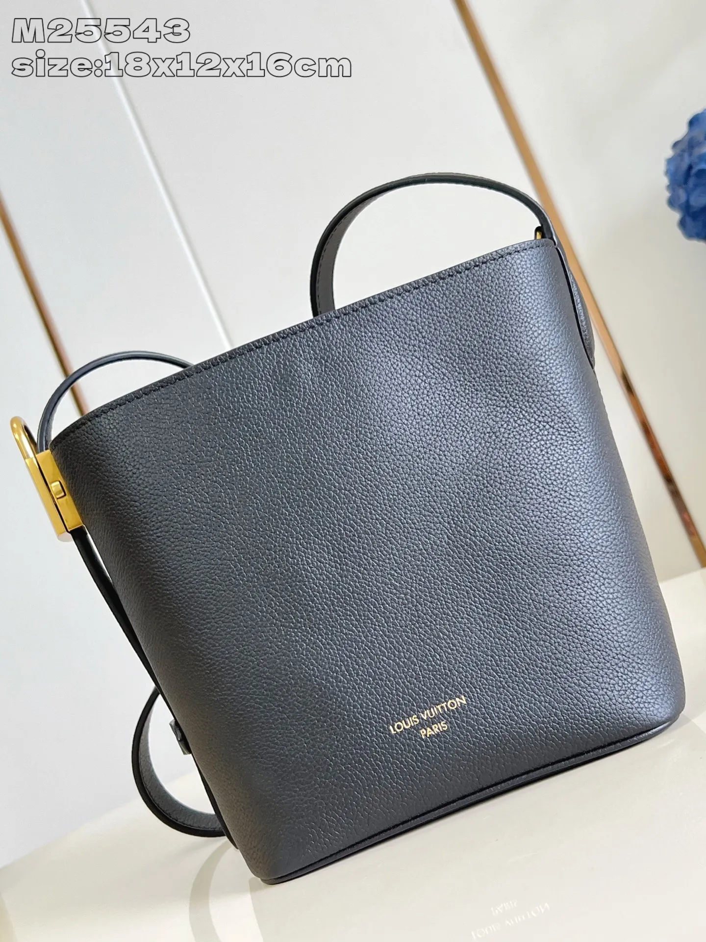 💰1080 (top-grain leather) top-quality original individual real shot M25543 black/early version] This All In BB handbag is from the Low Key series. It is made of grained cow leather to create a compact bucket bag configuration, which can be carried in a variety of ways for day and night occasions. The distressed metal pieces convey a retro feel, while the LV padlock and removable Monogram pocket highlight the brand's style. 18 x 12 x 16 cm (height x width x length)