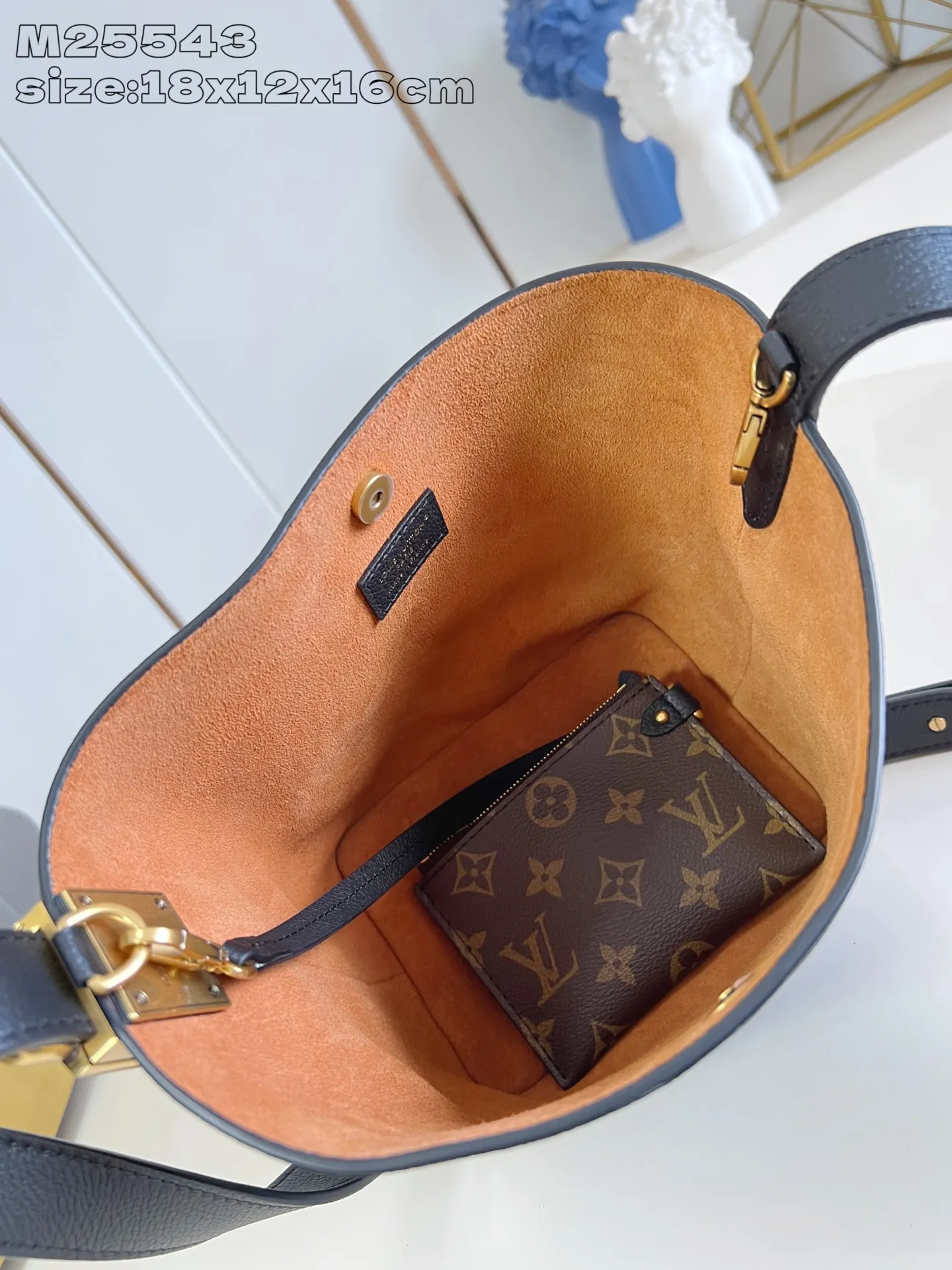 💰1080 (top-grain leather) top-quality original individual real shot M25543 black/early version] This All In BB handbag is from the Low Key series. It is made of grained cow leather to create a compact bucket bag configuration, which can be carried in a variety of ways for day and night occasions. The distressed metal pieces convey a retro feel, while the LV padlock and removable Monogram pocket highlight the brand's style. 18 x 12 x 16 cm (height x width x length)