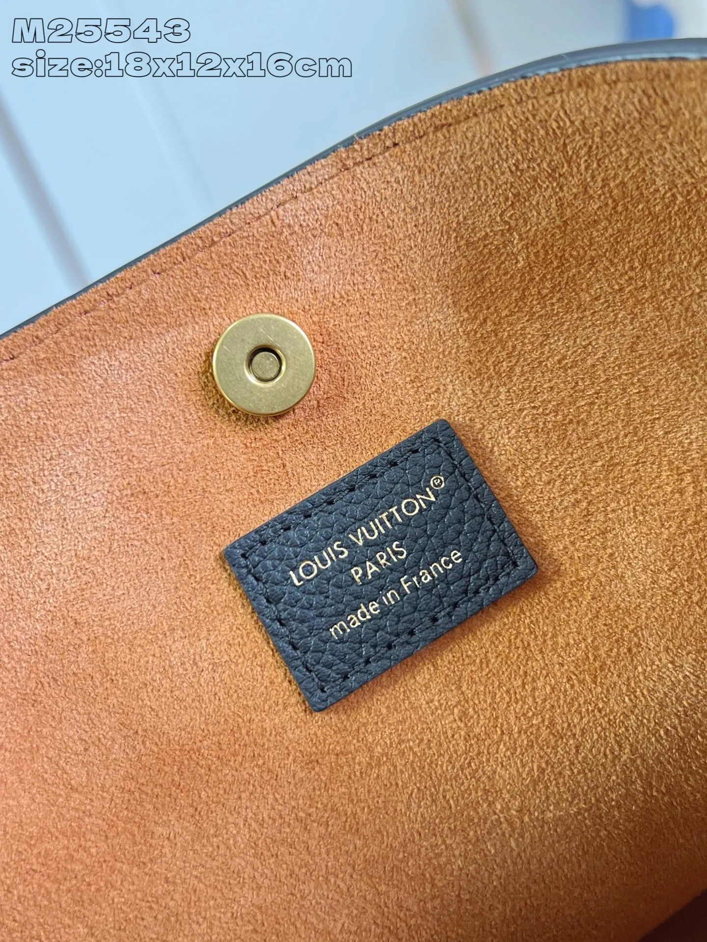 💰1080 (top-grain leather) top-quality original individual real shot M25543 black/early version] This All In BB handbag is from the Low Key series. It is made of grained cow leather to create a compact bucket bag configuration, which can be carried in a variety of ways for day and night occasions. The distressed metal pieces convey a retro feel, while the LV padlock and removable Monogram pocket highlight the brand's style. 18 x 12 x 16 cm (height x width x length)