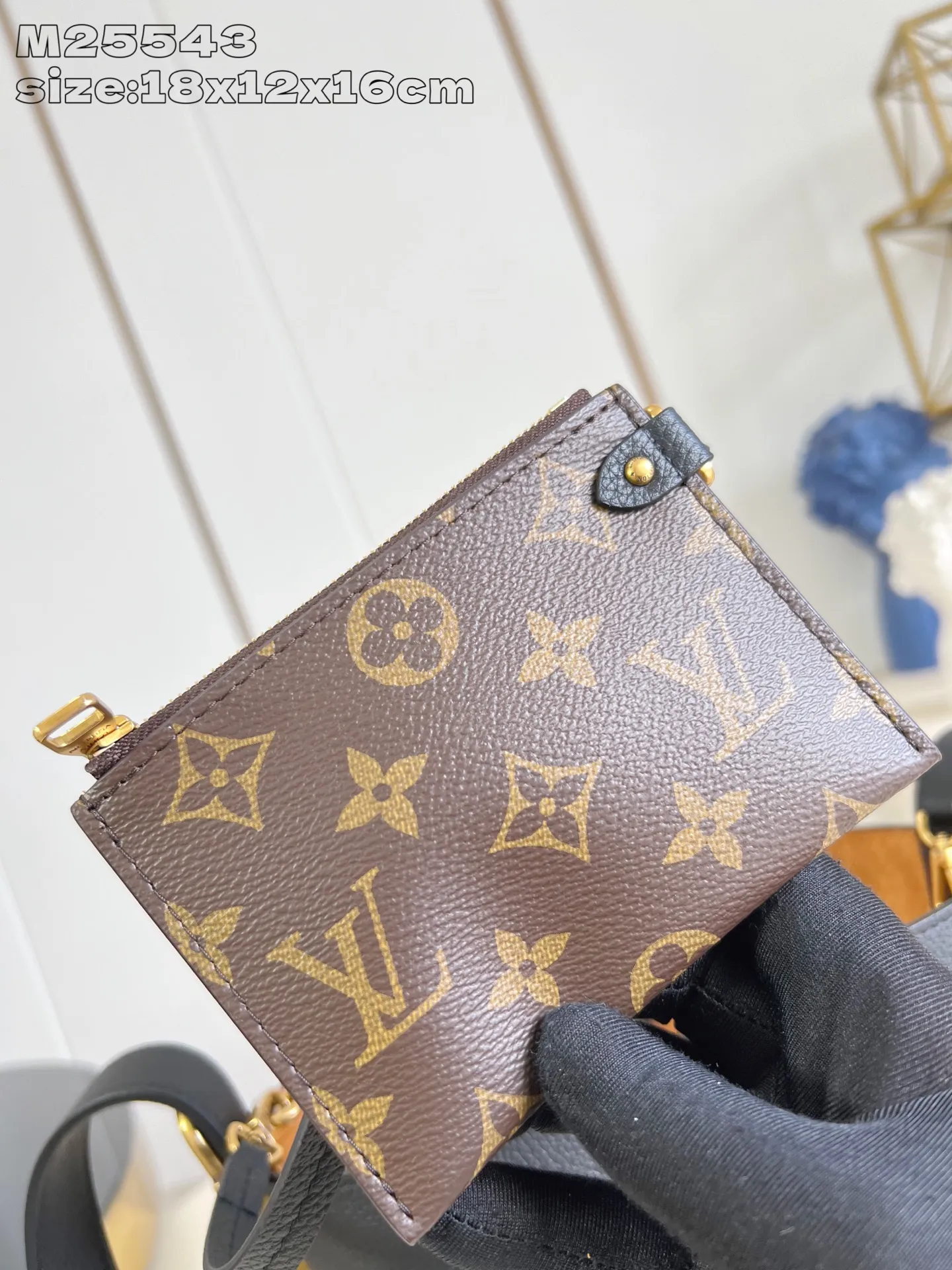 💰1080 (top-grain leather) top-quality original individual real shot M25543 black/early version] This All In BB handbag is from the Low Key series. It is made of grained cow leather to create a compact bucket bag configuration, which can be carried in a variety of ways for day and night occasions. The distressed metal pieces convey a retro feel, while the LV padlock and removable Monogram pocket highlight the brand's style. 18 x 12 x 16 cm (height x width x length)