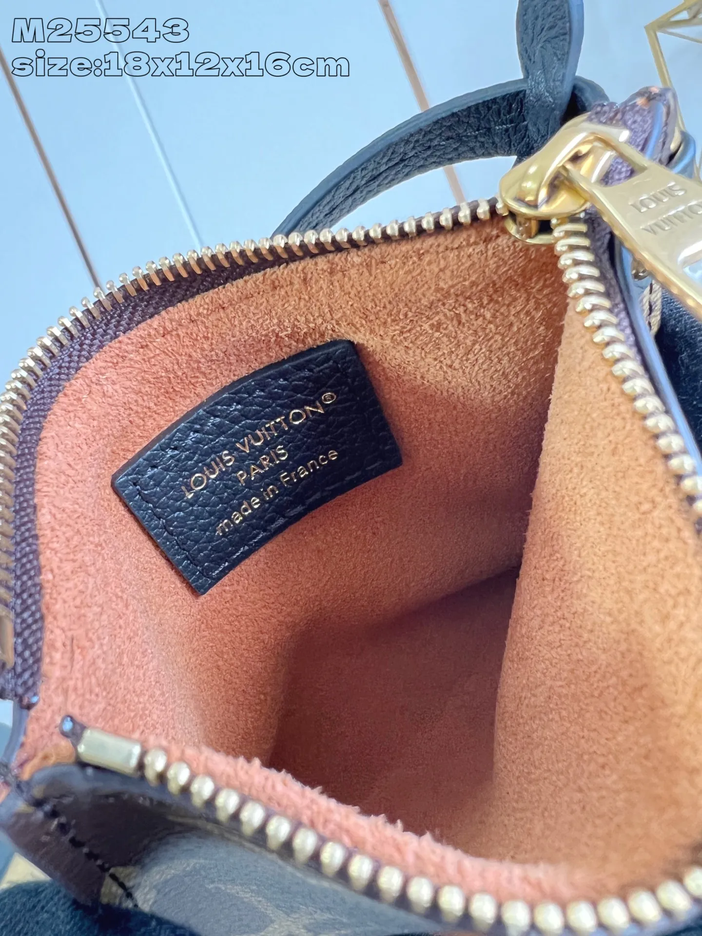 💰1080 (top-grain leather) top-quality original individual real shot M25543 black/early version] This All In BB handbag is from the Low Key series. It is made of grained cow leather to create a compact bucket bag configuration, which can be carried in a variety of ways for day and night occasions. The distressed metal pieces convey a retro feel, while the LV padlock and removable Monogram pocket highlight the brand's style. 18 x 12 x 16 cm (height x width x length)