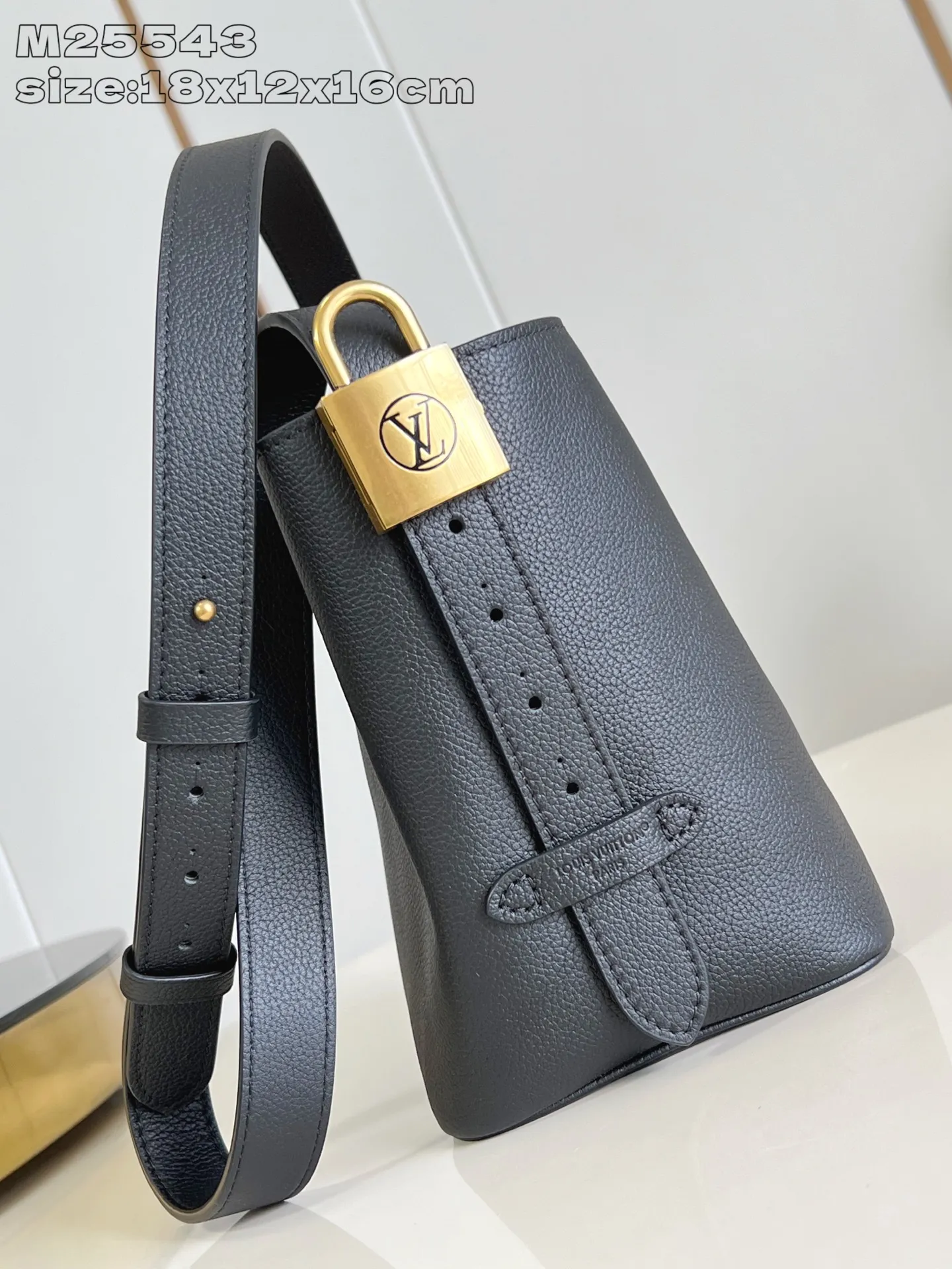 💰1080 (top-grain leather) top-quality original individual real shot M25543 black/early version] This All In BB handbag is from the Low Key series. It is made of grained cow leather to create a compact bucket bag configuration, which can be carried in a variety of ways for day and night occasions. The distressed metal pieces convey a retro feel, while the LV padlock and removable Monogram pocket highlight the brand's style. 18 x 12 x 16 cm (height x width x length)
