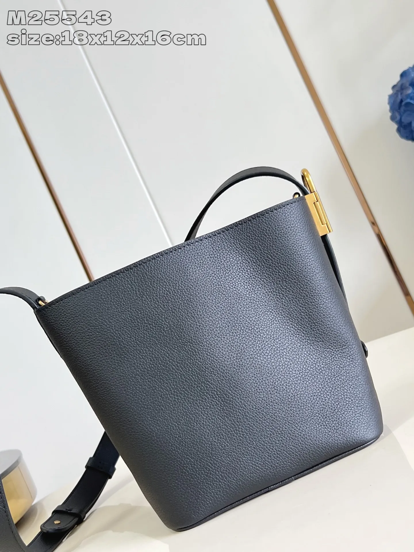 💰1080 (top-grain leather) top-quality original individual real shot M25543 black/early version] This All In BB handbag is from the Low Key series. It is made of grained cow leather to create a compact bucket bag configuration, which can be carried in a variety of ways for day and night occasions. The distressed metal pieces convey a retro feel, while the LV padlock and removable Monogram pocket highlight the brand's style. 18 x 12 x 16 cm (height x width x length)