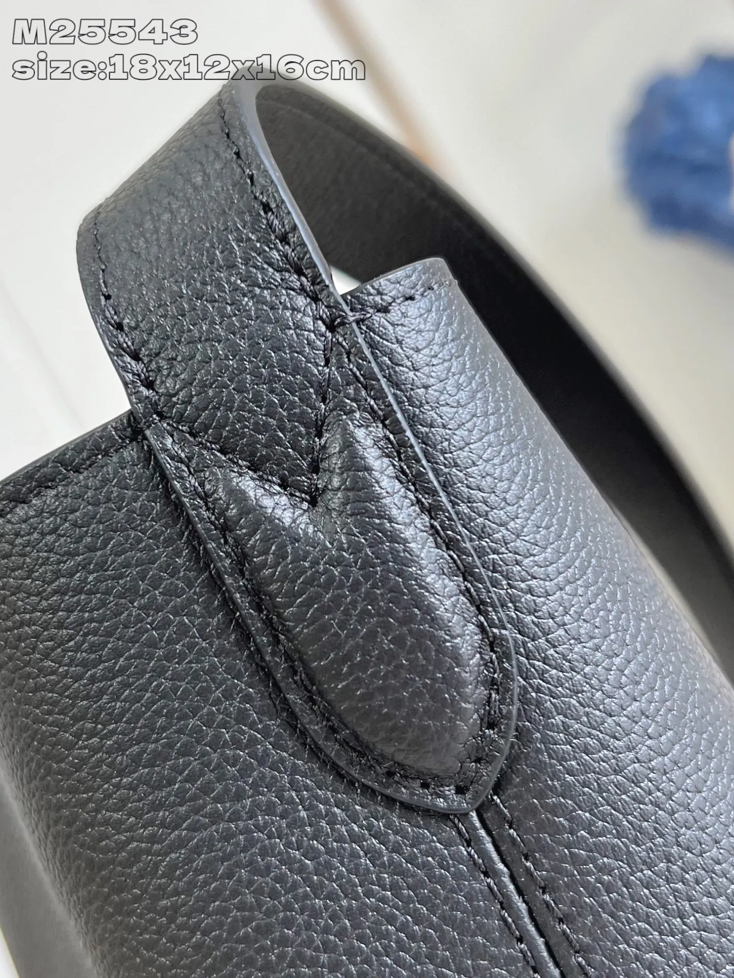 💰1080 (top-grain leather) top-quality original individual real shot M25543 black/early version] This All In BB handbag is from the Low Key series. It is made of grained cow leather to create a compact bucket bag configuration, which can be carried in a variety of ways for day and night occasions. The distressed metal pieces convey a retro feel, while the LV padlock and removable Monogram pocket highlight the brand's style. 18 x 12 x 16 cm (height x width x length)