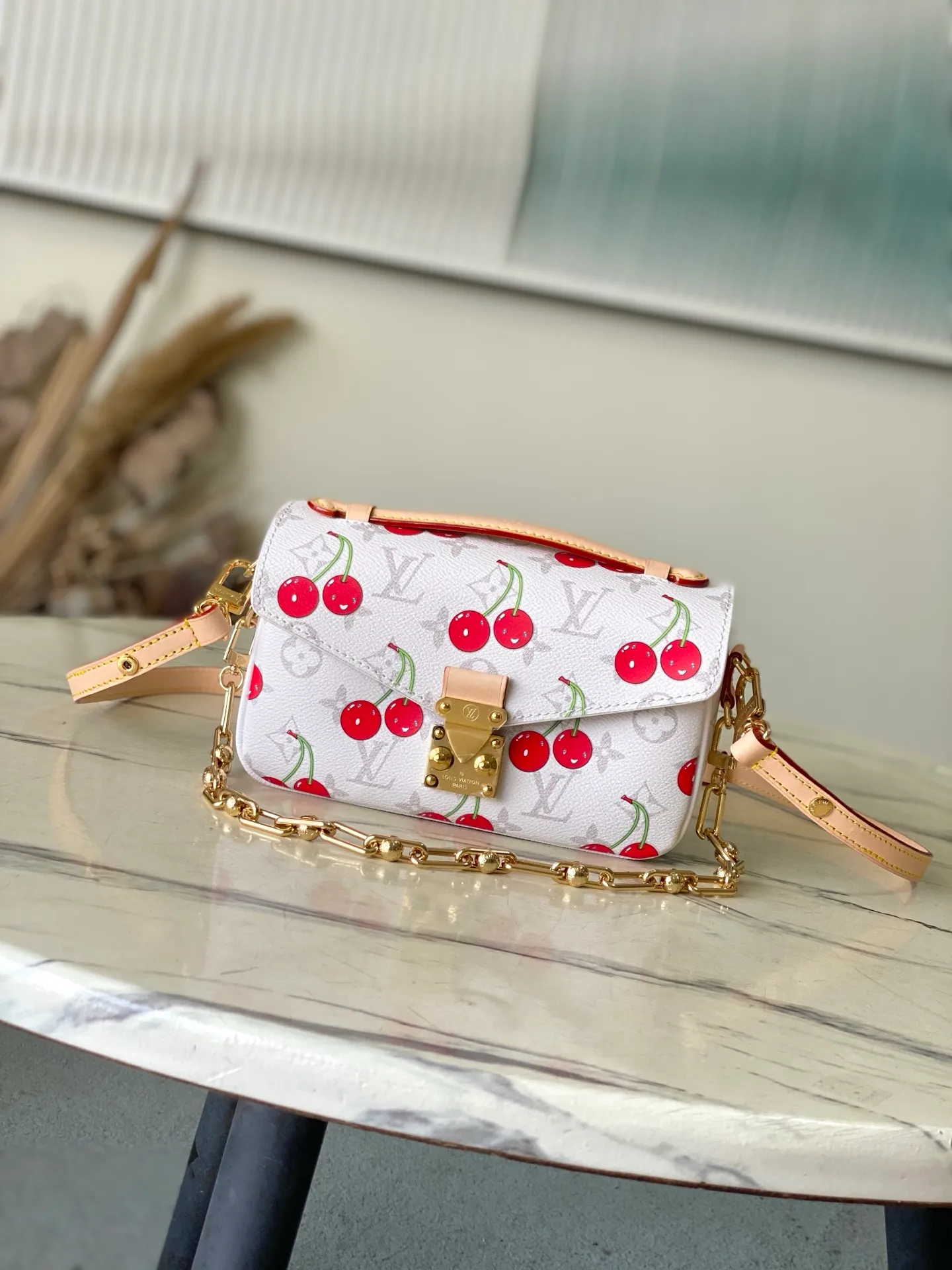 💰940 Top Original Order M14231 This Pochette Metis East West handbag comes from the Louis Vuitton x Takashi Murakami replica series. The Monogram coated canvas is dipped in new season soft tones, which contrasts with the sweet cherry pattern painted by the artist. Yingze's S-lock buckle brightens the overall design, and the exquisite structure is equipped with multiple compartments, making it an elegant choice for daily travel. Dimensions: 21.5 × 13.5 × 6 cm