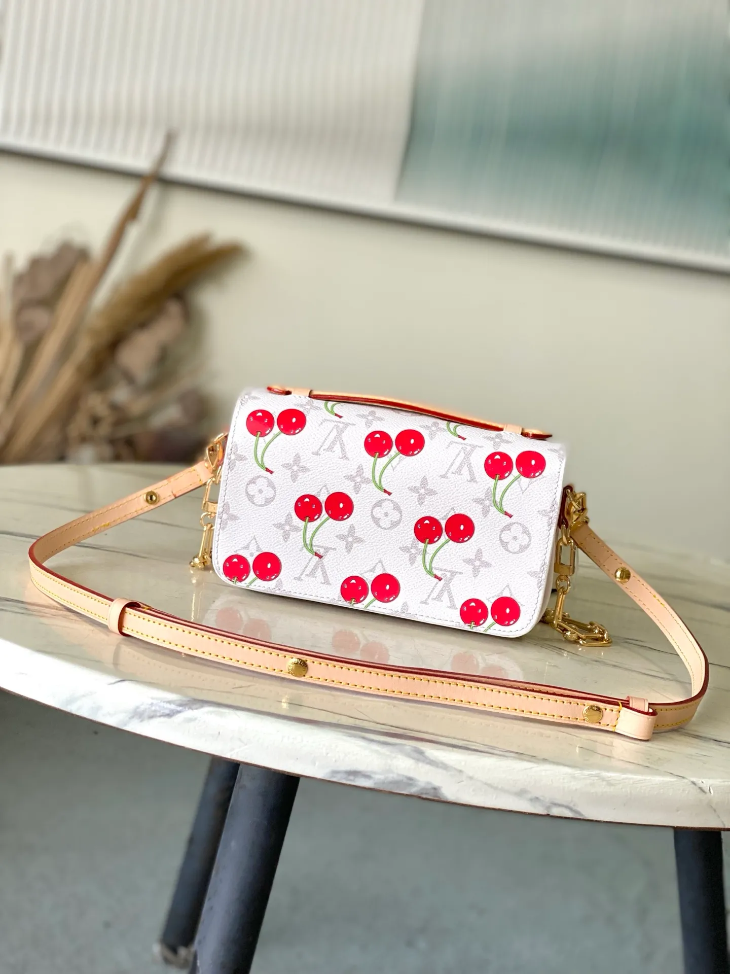 💰940 Top Original Order M14231 This Pochette Metis East West handbag comes from the Louis Vuitton x Takashi Murakami replica series. The Monogram coated canvas is dipped in new season soft tones, which contrasts with the sweet cherry pattern painted by the artist. Yingze's S-lock buckle brightens the overall design, and the exquisite structure is equipped with multiple compartments, making it an elegant choice for daily travel. Dimensions: 21.5 × 13.5 × 6 cm