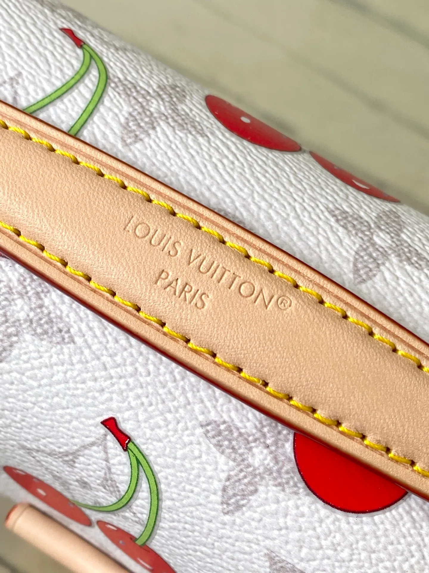 💰940 Top Original Order M14231 This Pochette Metis East West handbag comes from the Louis Vuitton x Takashi Murakami replica series. The Monogram coated canvas is dipped in new season soft tones, which contrasts with the sweet cherry pattern painted by the artist. Yingze's S-lock buckle brightens the overall design, and the exquisite structure is equipped with multiple compartments, making it an elegant choice for daily travel. Dimensions: 21.5 × 13.5 × 6 cm