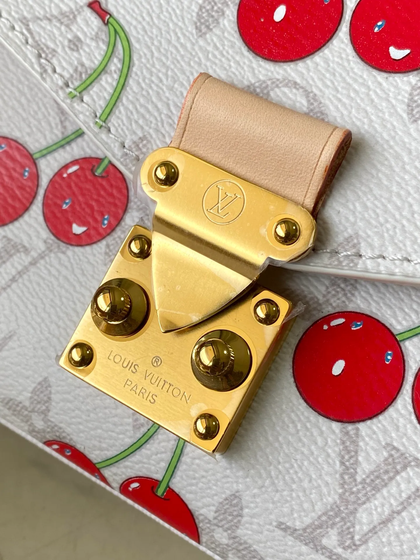 💰940 Top Original Order M14231 This Pochette Metis East West handbag comes from the Louis Vuitton x Takashi Murakami replica series. The Monogram coated canvas is dipped in new season soft tones, which contrasts with the sweet cherry pattern painted by the artist. Yingze's S-lock buckle brightens the overall design, and the exquisite structure is equipped with multiple compartments, making it an elegant choice for daily travel. Dimensions: 21.5 × 13.5 × 6 cm