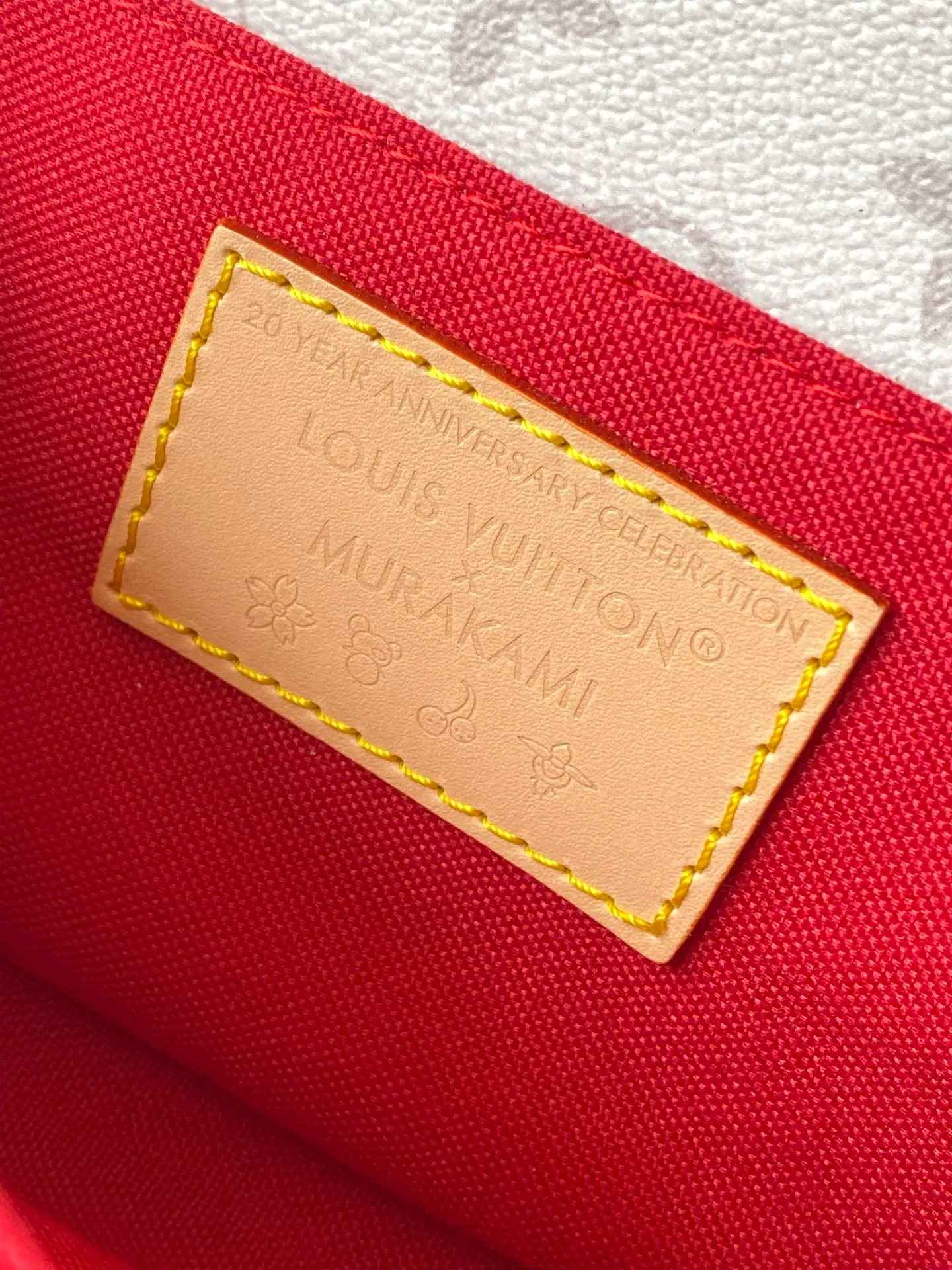 💰940 Top Original Order M14231 This Pochette Metis East West handbag comes from the Louis Vuitton x Takashi Murakami replica series. The Monogram coated canvas is dipped in new season soft tones, which contrasts with the sweet cherry pattern painted by the artist. Yingze's S-lock buckle brightens the overall design, and the exquisite structure is equipped with multiple compartments, making it an elegant choice for daily travel. Dimensions: 21.5 × 13.5 × 6 cm